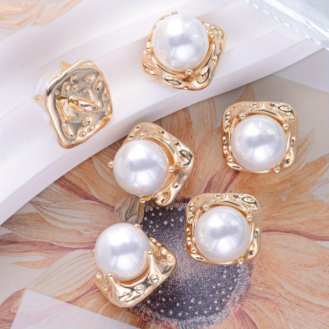 6 ta Vintage Marvarid Tugmalar to'plami - Sviterlar, Blazerlar, Palto va DIY Moda Loyihalari uchun Zamonaviy Metall Bezaklar. Kiyim-kechak, 3D Qo'l san'atlari, Sumkalar, Shlyapalar va Gullar uchun ideal.