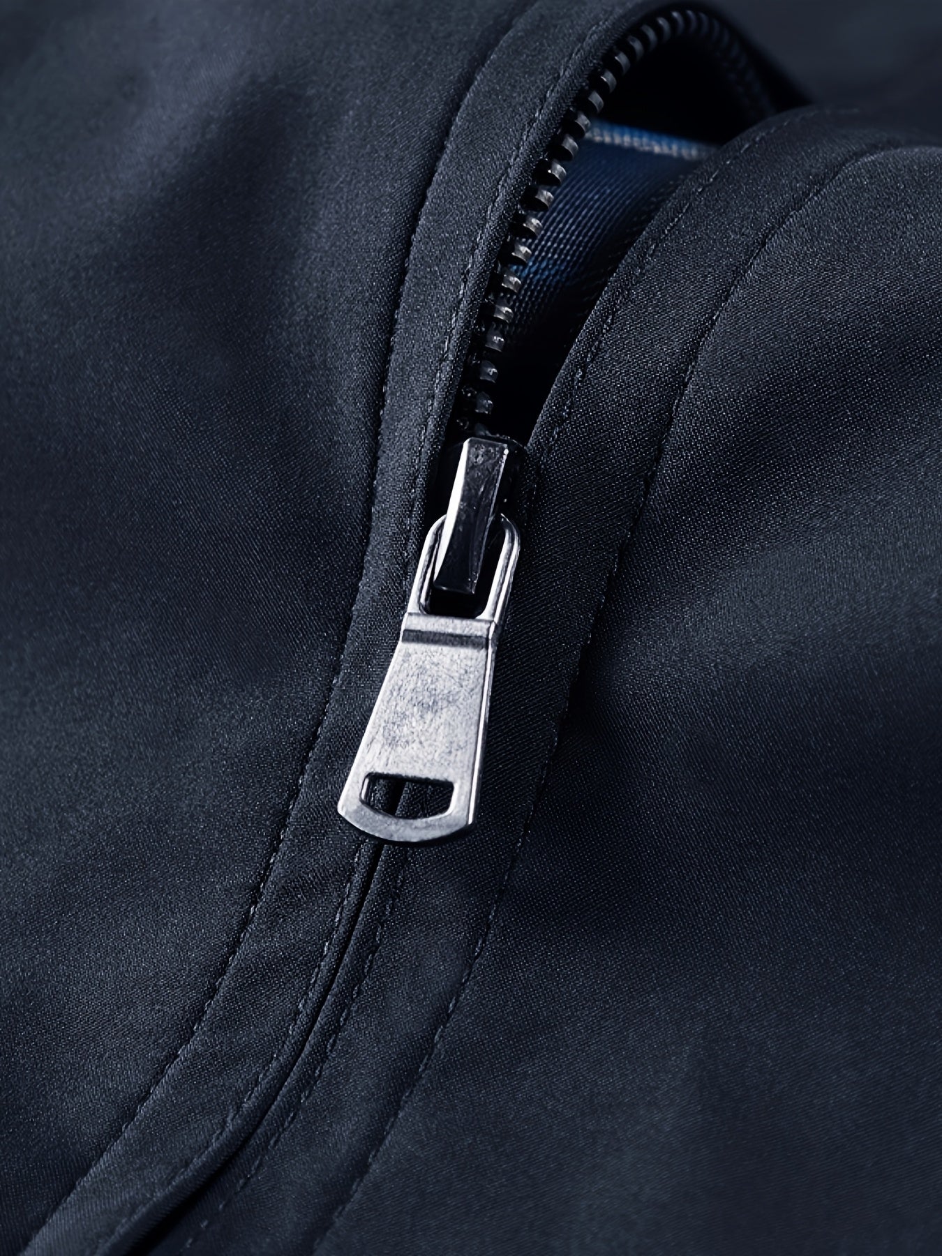 Katta yoshli erkaklar uchun qattiq rangdagi cho'zilmaydigan polyesterdan tayyorlangan tasodifiy ish jileti, bahor/kovak uchun mos, cho'ntaklari bilan.