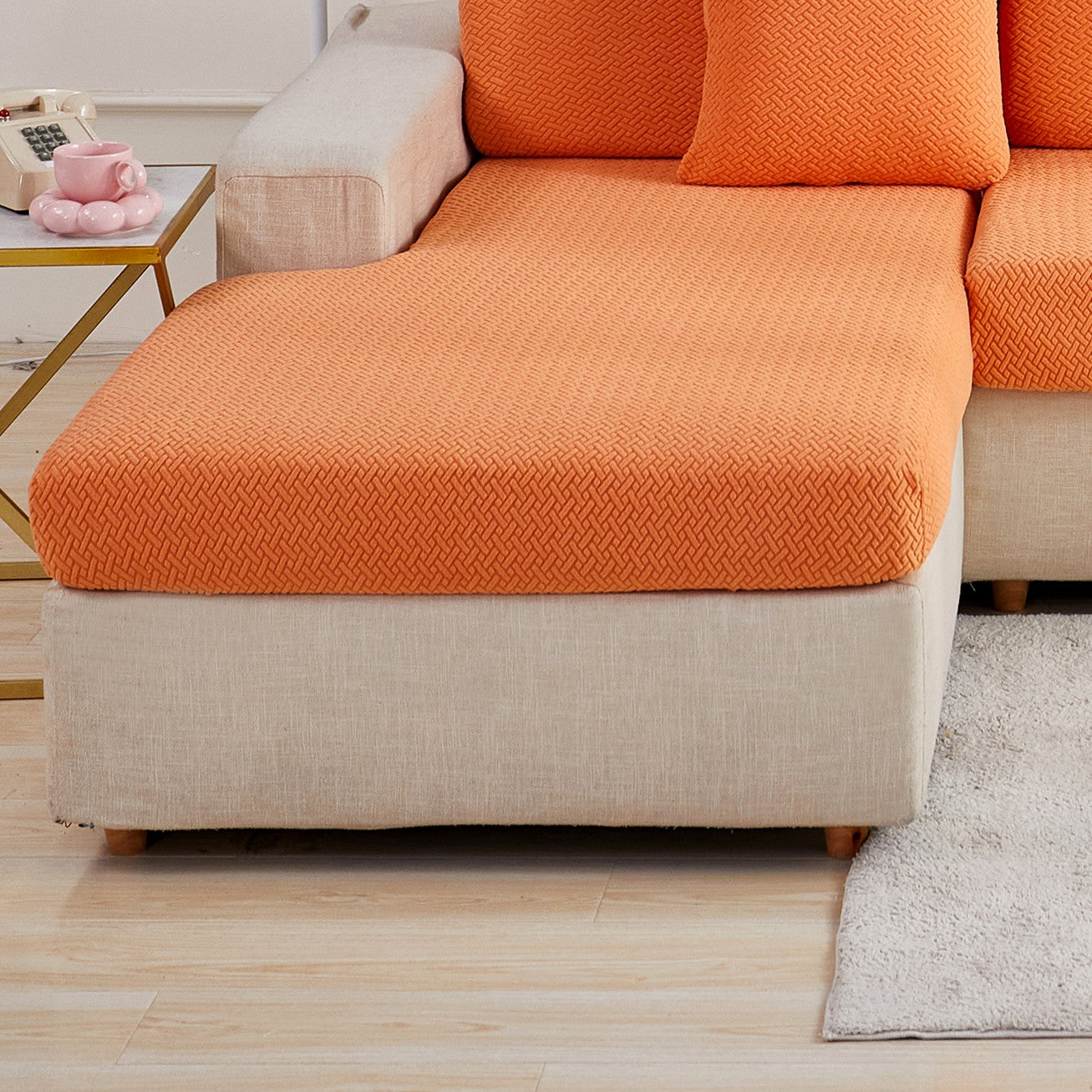 Современный серый чехол для подушки дивана с эластичной посадкой и мягкой текстурированной тканью. Машинная стирка для повышения комфорта в гостиной.