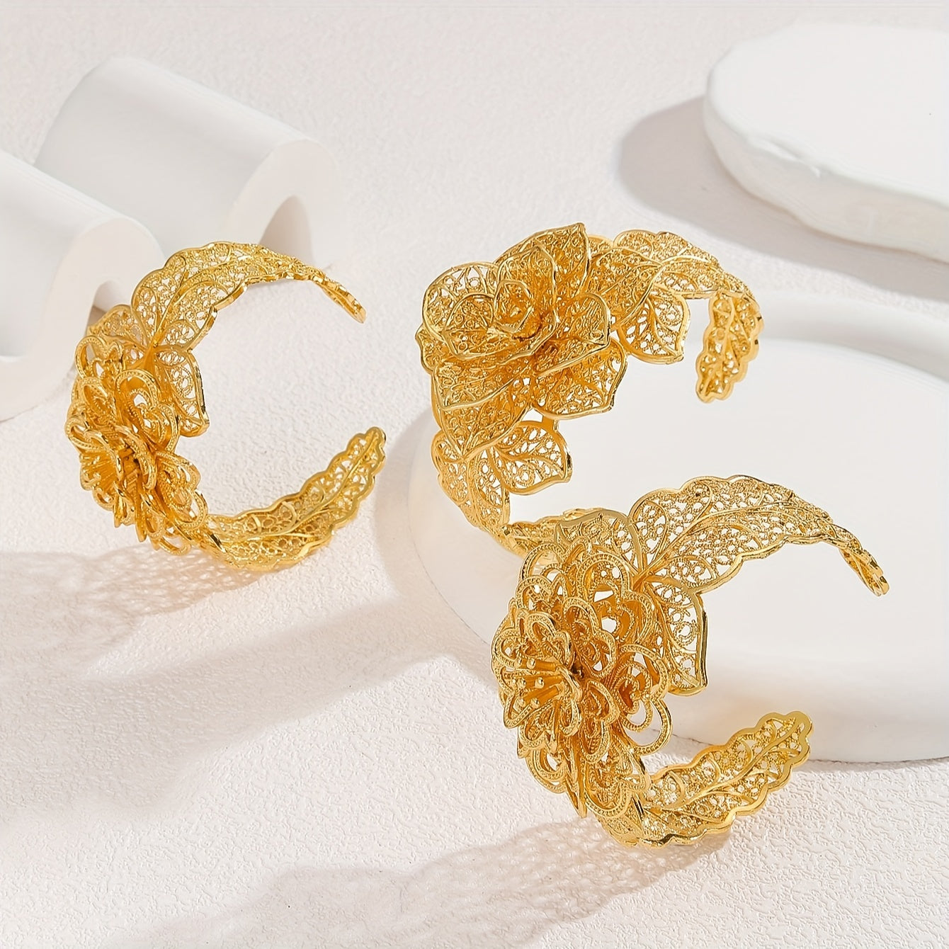 Zarif Vintage Luxurious 3-qismli 14K oltin qoplamali ochiq bilaguzuklar to'plami, bo'sh gullar geometrik notekis dizayni, sink qotishmasidan tayyorlangan ayollar zargarlik sovg'asi, to'ylar va banketlar uchun mukammal.