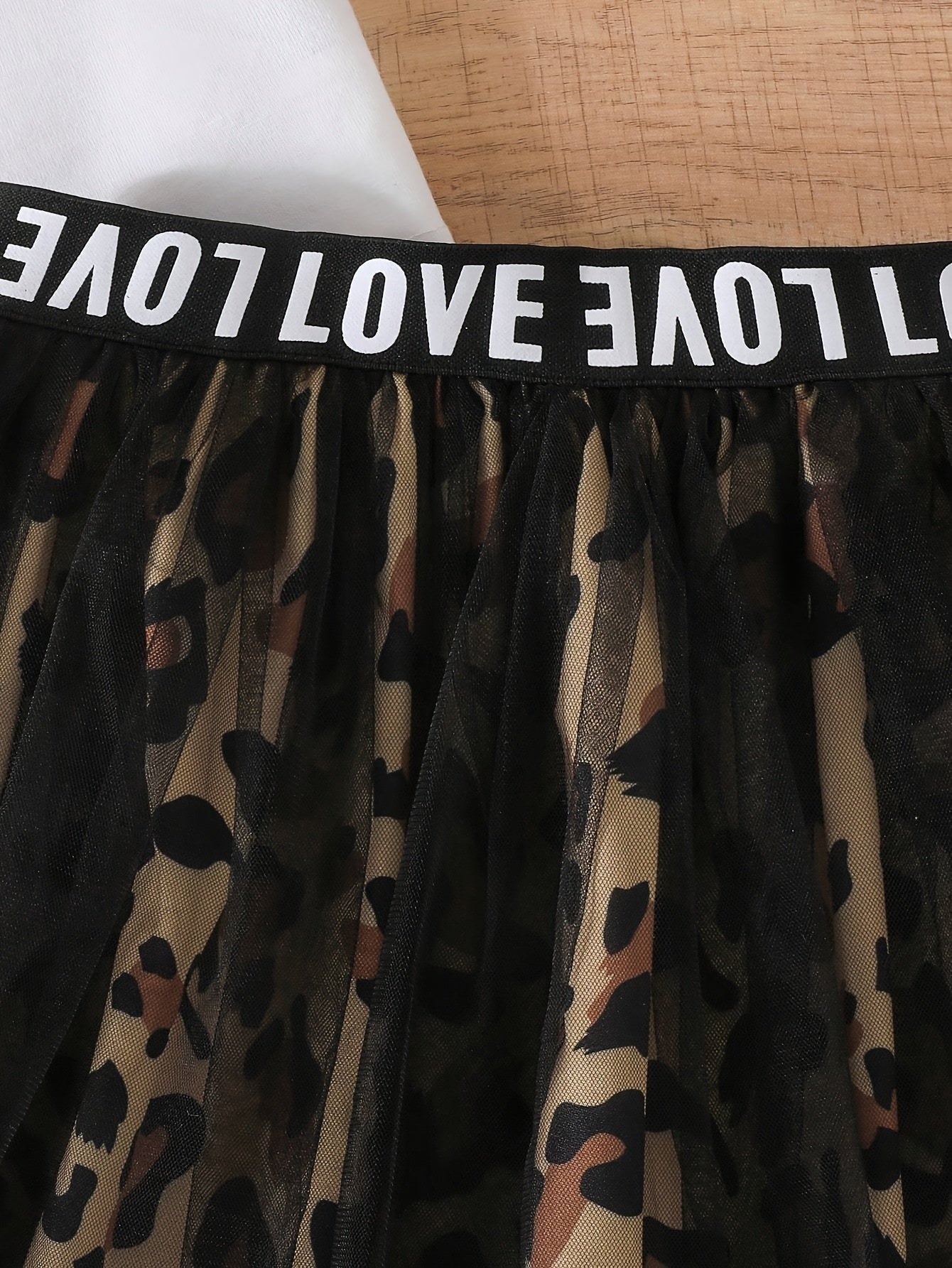 Quyosh ko'zligi qiz patchwork to'r yubka, leopard naqshli tafsilotlar bilan