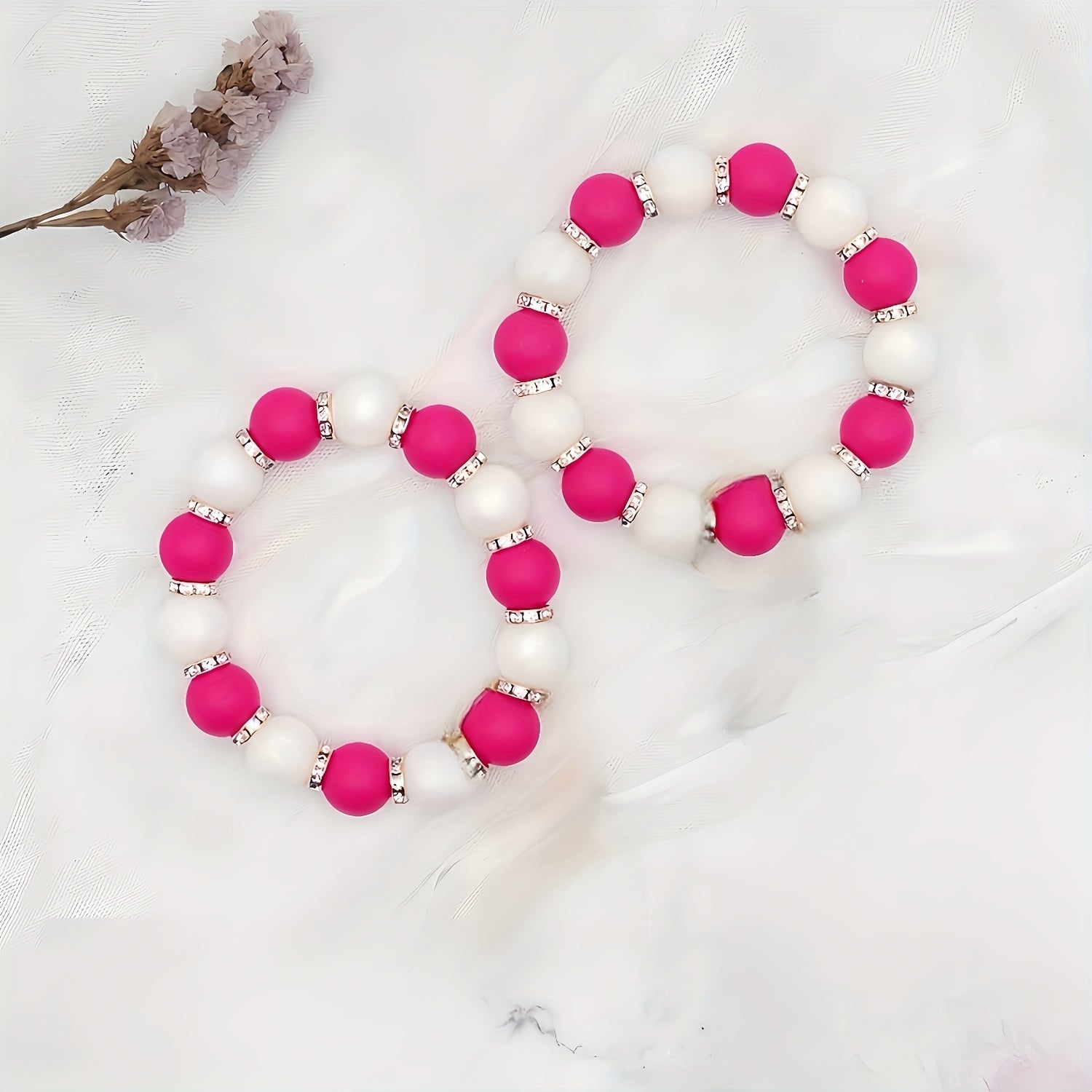 60 ta mustahkam rangli dumaloq silikondan yasalgan toshlar va tekis toshlar to'plami, marjonlar, bilakuzuklar, kalit zanjirlari va zargarlik buyumlari yaratish uchun mukammal. DIY zargarlik yasash uchun ideal aksessuarlar.