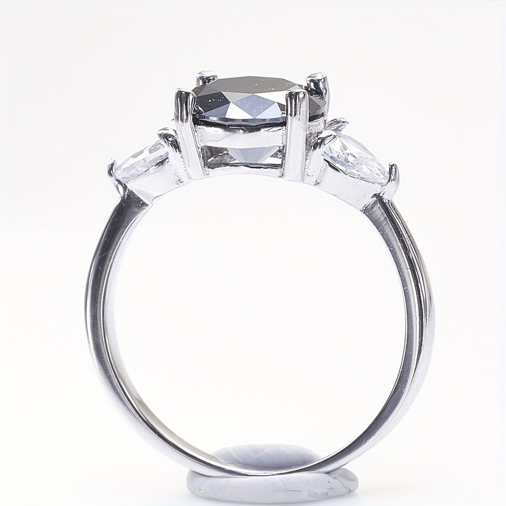 Zamonaviy va hashamatli, ushbu 925 sterling kumush to'y uzugi to'rt tishli dizaynga ega bo'lib, rang-barang moissanite inlaylari bilan bezatilgan. To'ylar va bayramlar uchun mukammal, ushbu modali aksessuar sevimli insoningiz uchun ajoyib sovg'a bo'ladi.