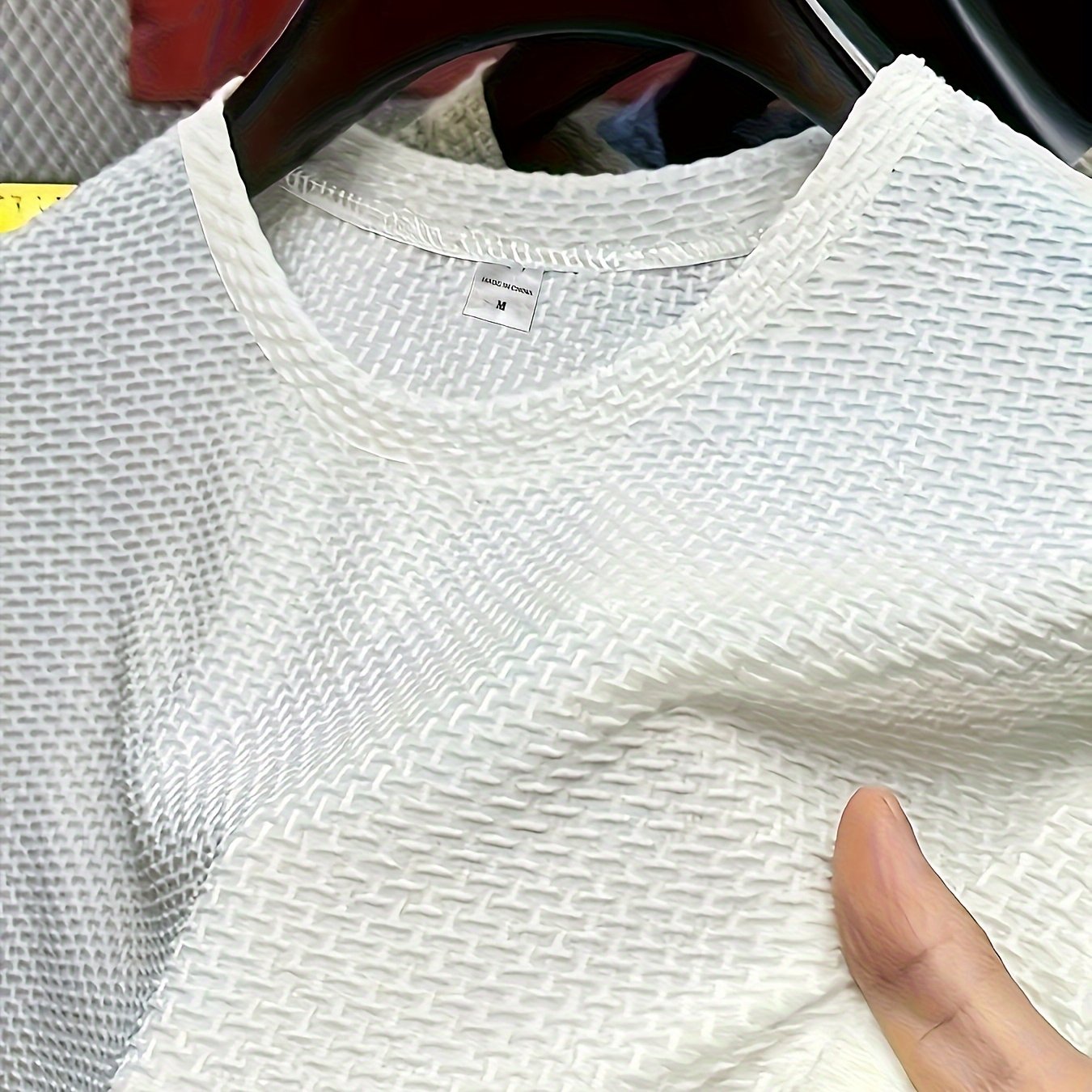 Yoz uchun nafas oladigan kattalar o'lchamidagi erkaklar uchun krujka bo'yinli futbolka, bir rangli, oddiy mos kelish.