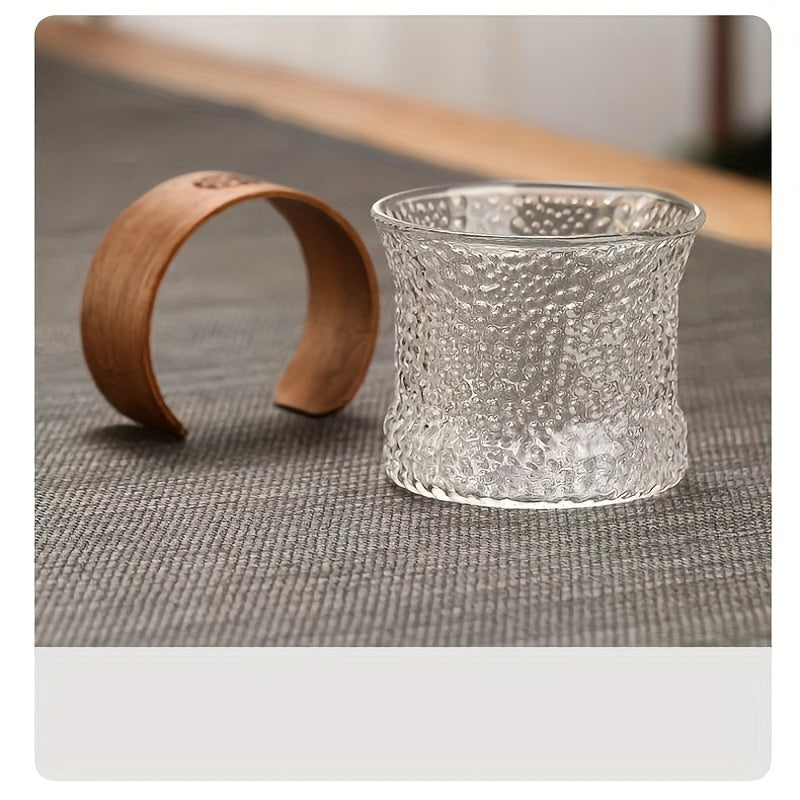 Набор из 1 многоразовой стеклянной кофейной чашки объемом 5 унций с деревянным рукавом. Имеет полосатый узор и противоскользящий дизайн. Перерабатываемая и безопасная для посудомоечной машины.