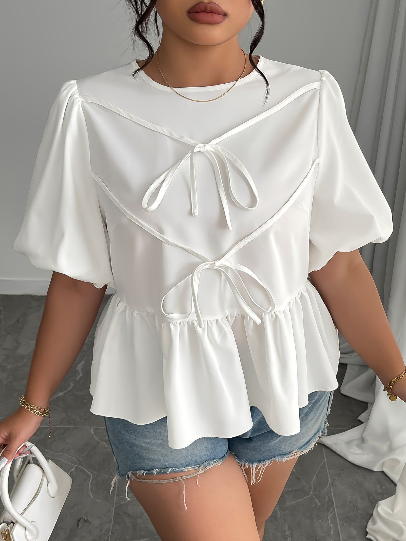 Plus o'lcham ayollar uchun kundalik bluzka, rufflesli etak, bog'lamli old qism, chiroyli shamlarga ega, bir xil rang