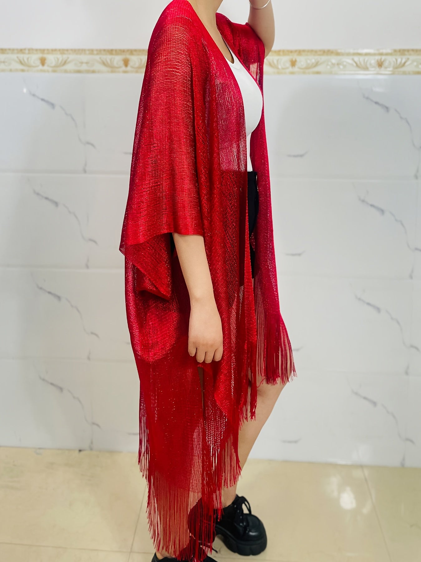 Chal con brillo rojo para mujer con borlas, mangas batwing y abertura frontal