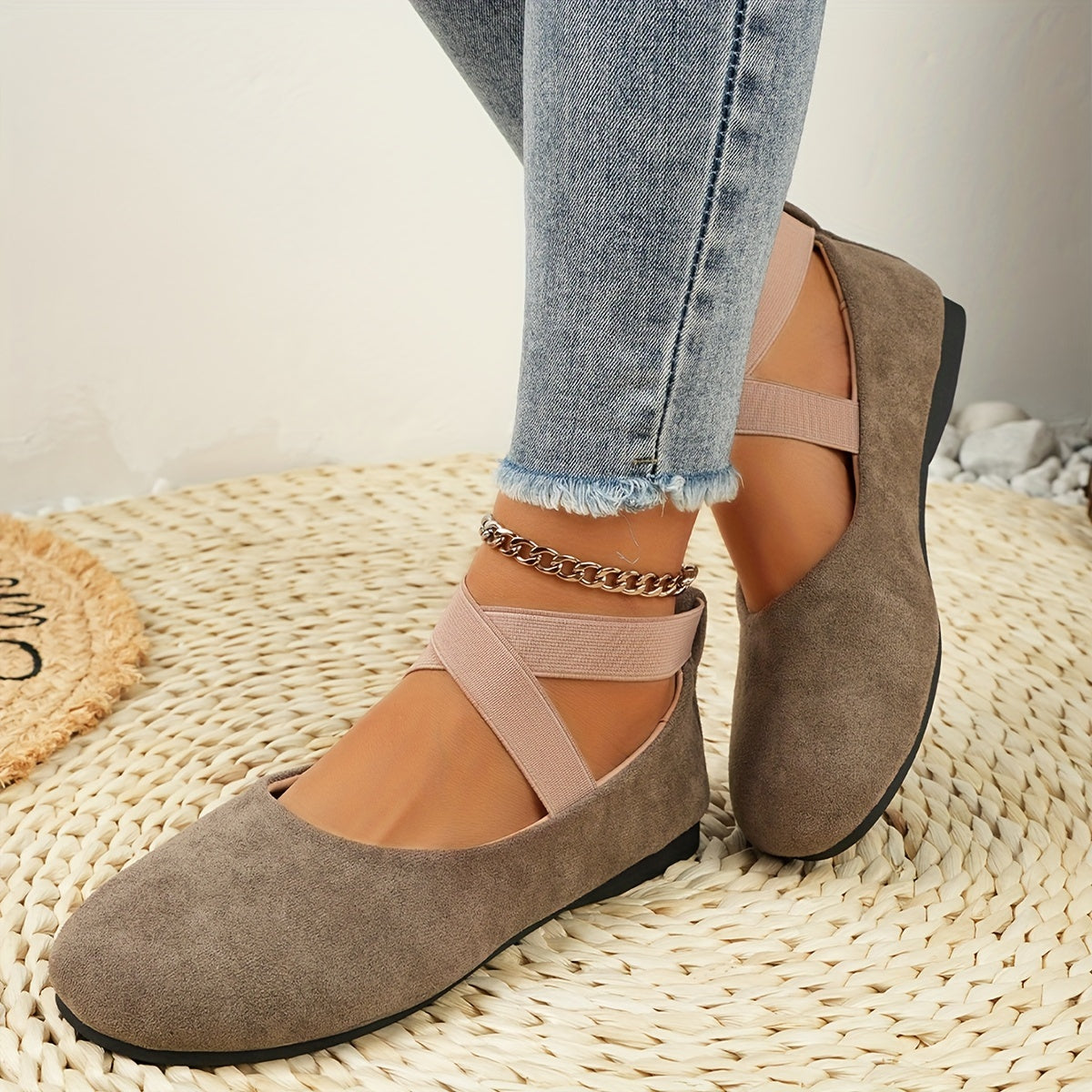 Ayollar uchun tasodifiy ballet poyabzallari, bilak tasmasi bilan, engil mato ustki qismi va barcha mavsumlar uchun qulaylik uchun sun'iy taglik.