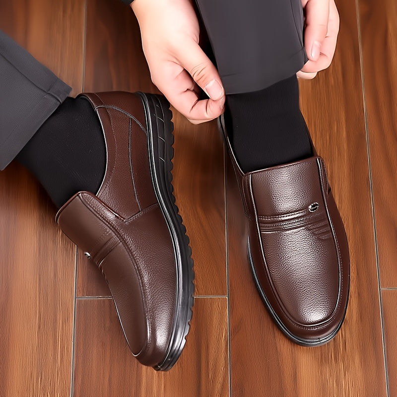 Erkaklar uchun bir xil rangdagi yuqori donali mol terisidan tayyorlangan slip-on loafer poyabzal, qulay, mustahkam va sirpanmaydigan yurish uchun. Ofis uchun ideal.
