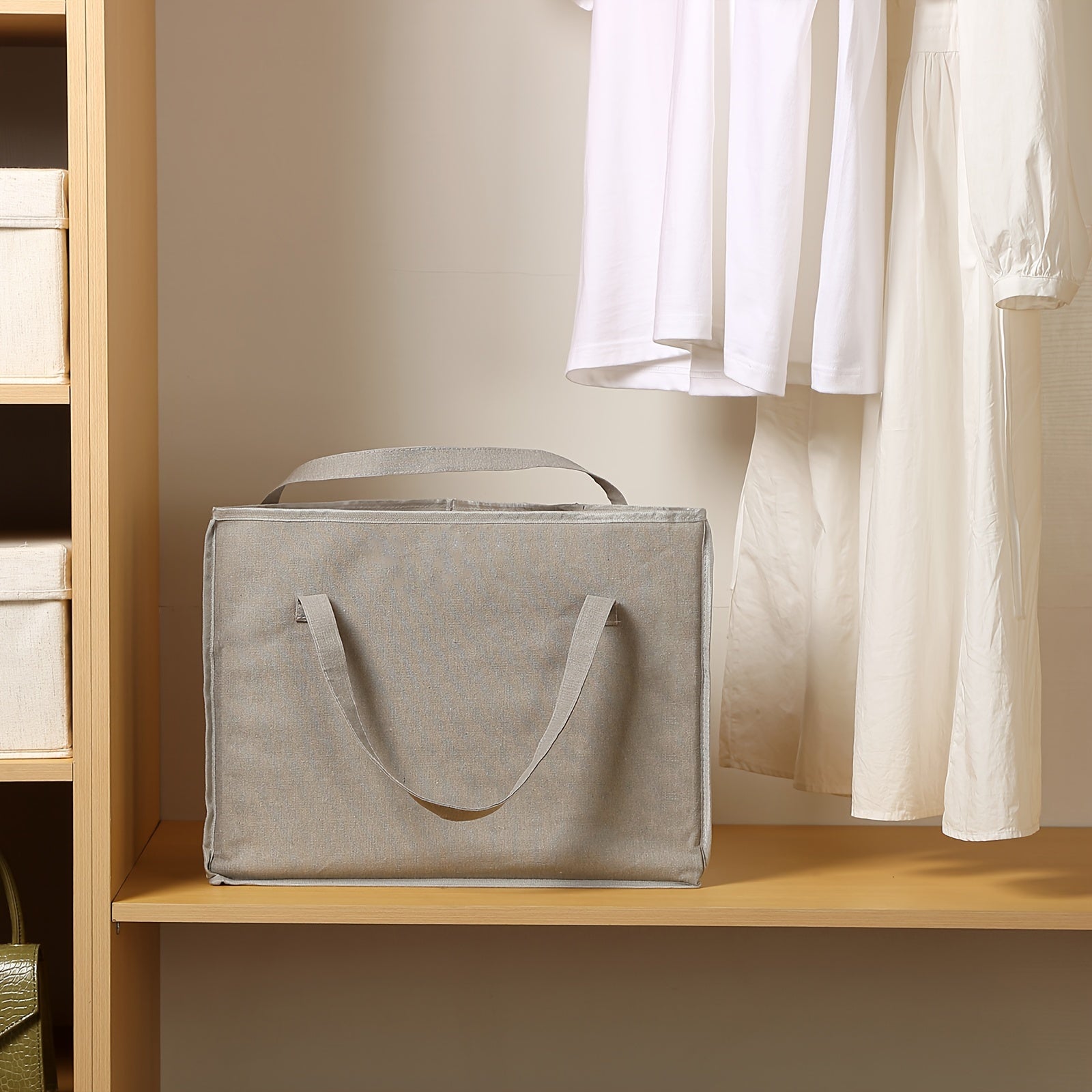 1 dona Hanger Storage Organizer bilan tartibga keling! Ushbu Triangle Bag qulay tashish va joyni tejash uchun tutqich va pastki plitaga ega. Halloween yoki Rojdestvo sovg'alaringiz uchun hangerni qulay saqlang.