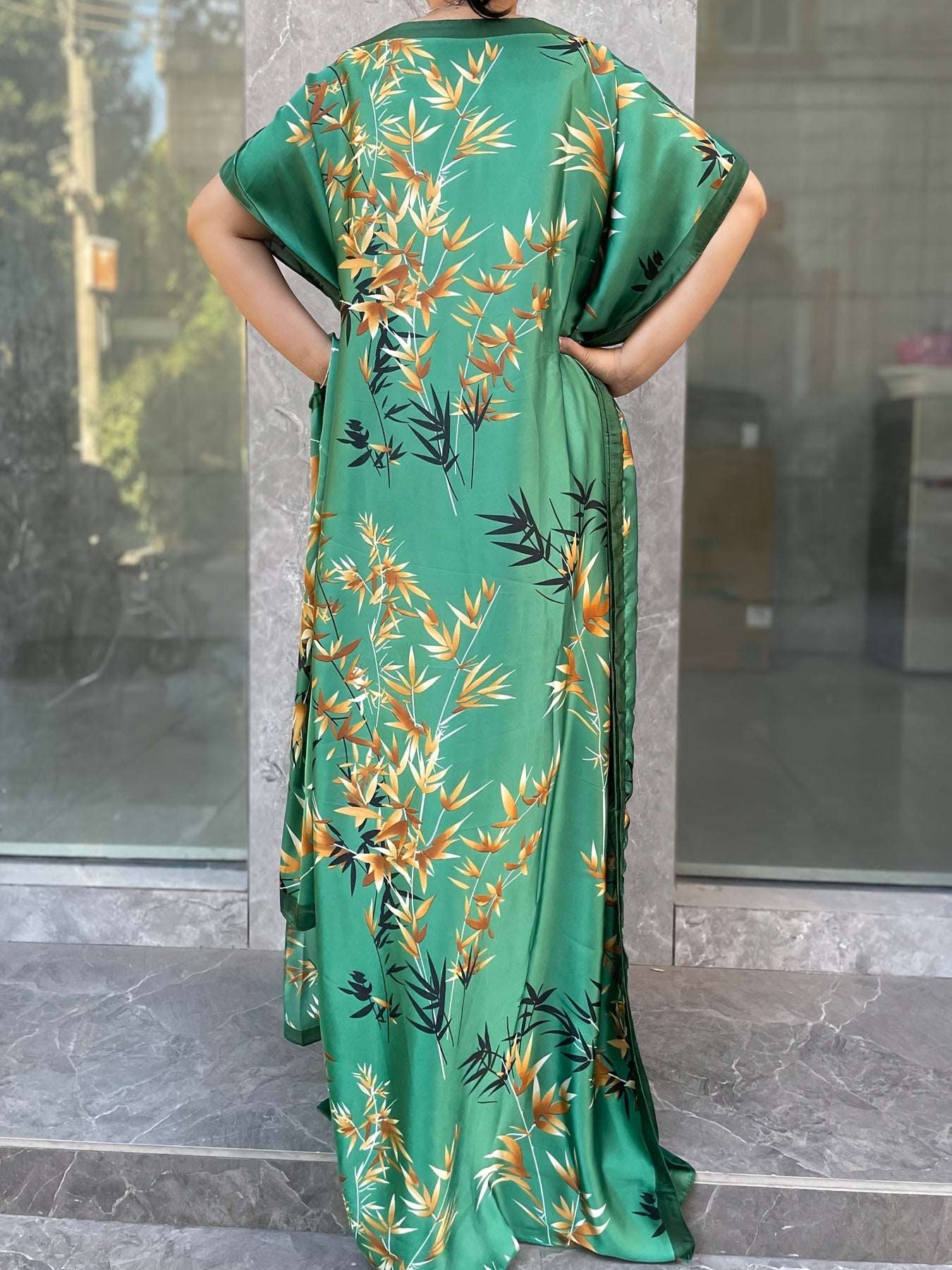 Vestido túnica de talla grande para mujer con estampado floral verde y bufanda