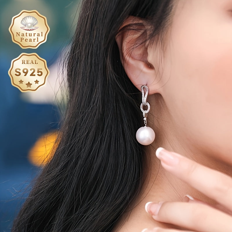 Kolleksiyangizga ushbu zarur Pearl Dangling Earrings bilan nafislik qo'shing. 13-14mm dumaloq tabiiy shirin suv marvaridlari bilan tayyorlangan, ushbu zamonaviy uzun sirg'alar S925 kumushdan yasalgan. Har bir juftlik noyob bo'lib, turli shakl va ...