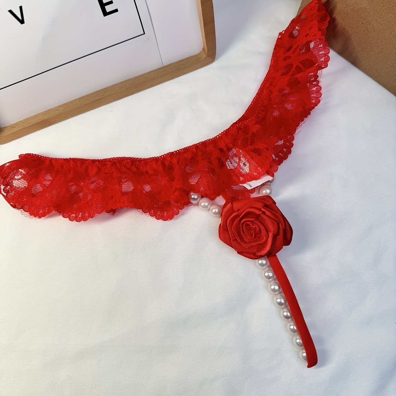 Yaltiroq marvaridli thong ichki kiyim, dantel tafsilotlari bilan, past bel, ayollar uchun romantik dizayn, sexy ichki kiyim.