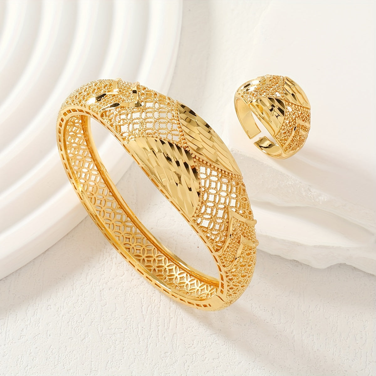 Ajoyib Vintage Zargarlik To'plami 24K Oltin Qoplangan Misda - Keng Qulf Bilaguzuk va Nozik Kesilgan Detallarga Ega Halqa, Har qanday mavsumda ayollar uchun ideal, Maxsus tadbirlar, masalan, to'ylar va banketlar uchun ideal.