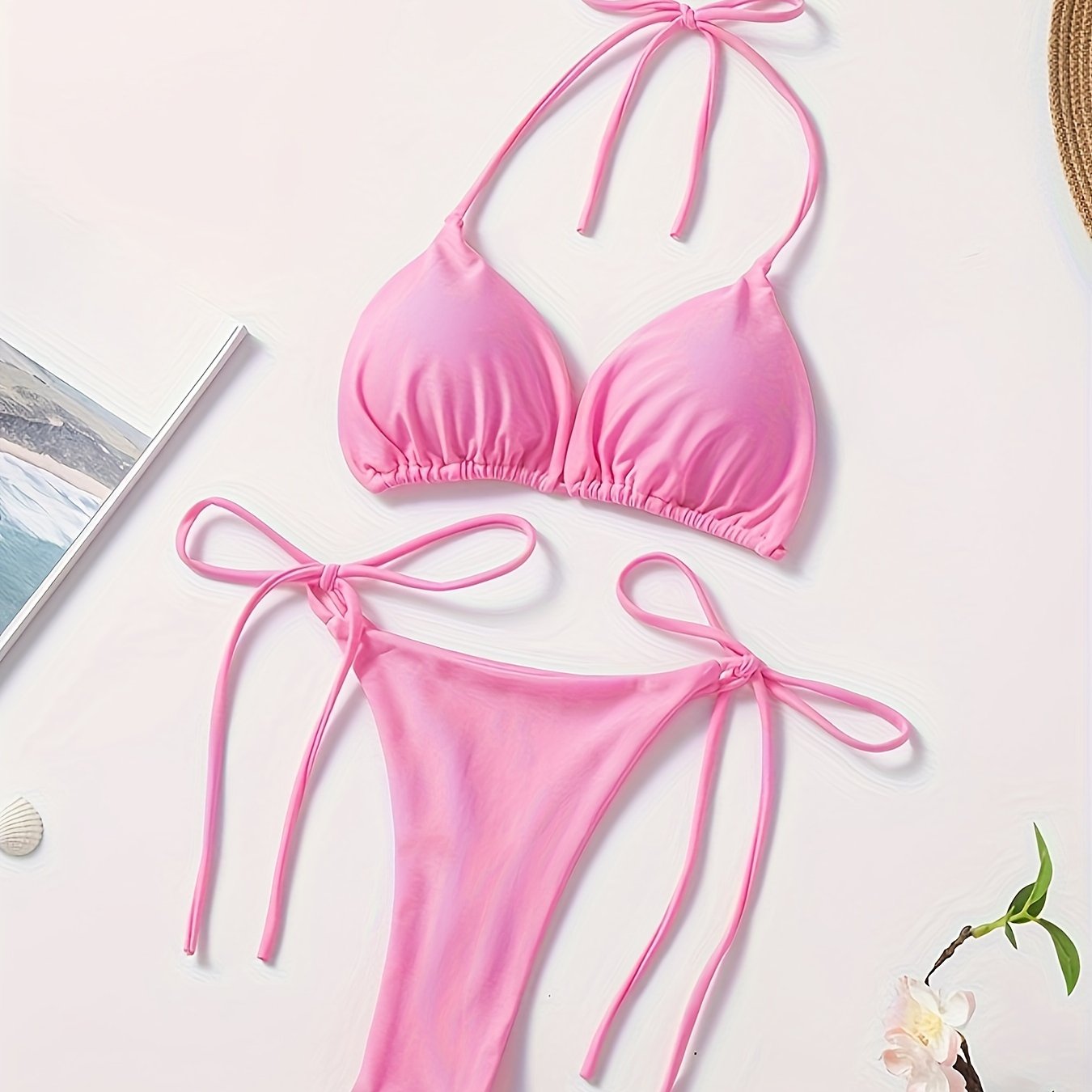 Женский двухпредметный купальник с бюстгальтером на завязках и V-образными плавками.