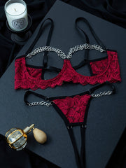 Zanjir tafsilotlari va bo'sh chashkalari bilan maroon ipli ichki kiyim to'plami.