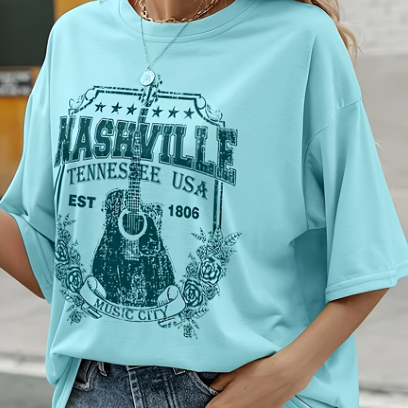 Ayollar uchun kattaroq o'lchamdagi ochko'k ko'k vintage g'arbiy grafik T-shirt, kundalik musiqa ustki kiyimi