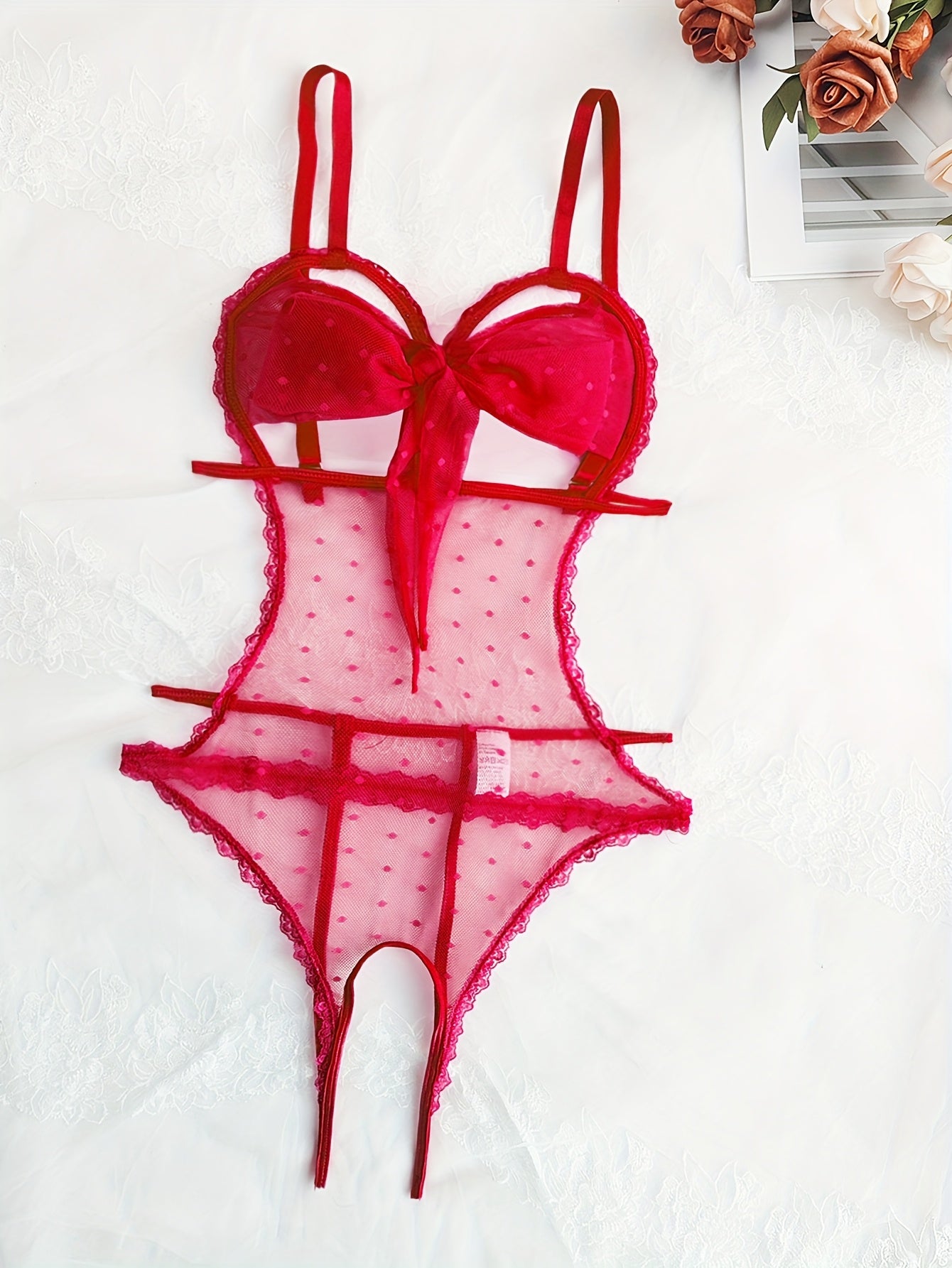 Teshikli, shaffof, old qismida tasma va bog'ich detali bo'lgan dantel patchwork bodysuit.