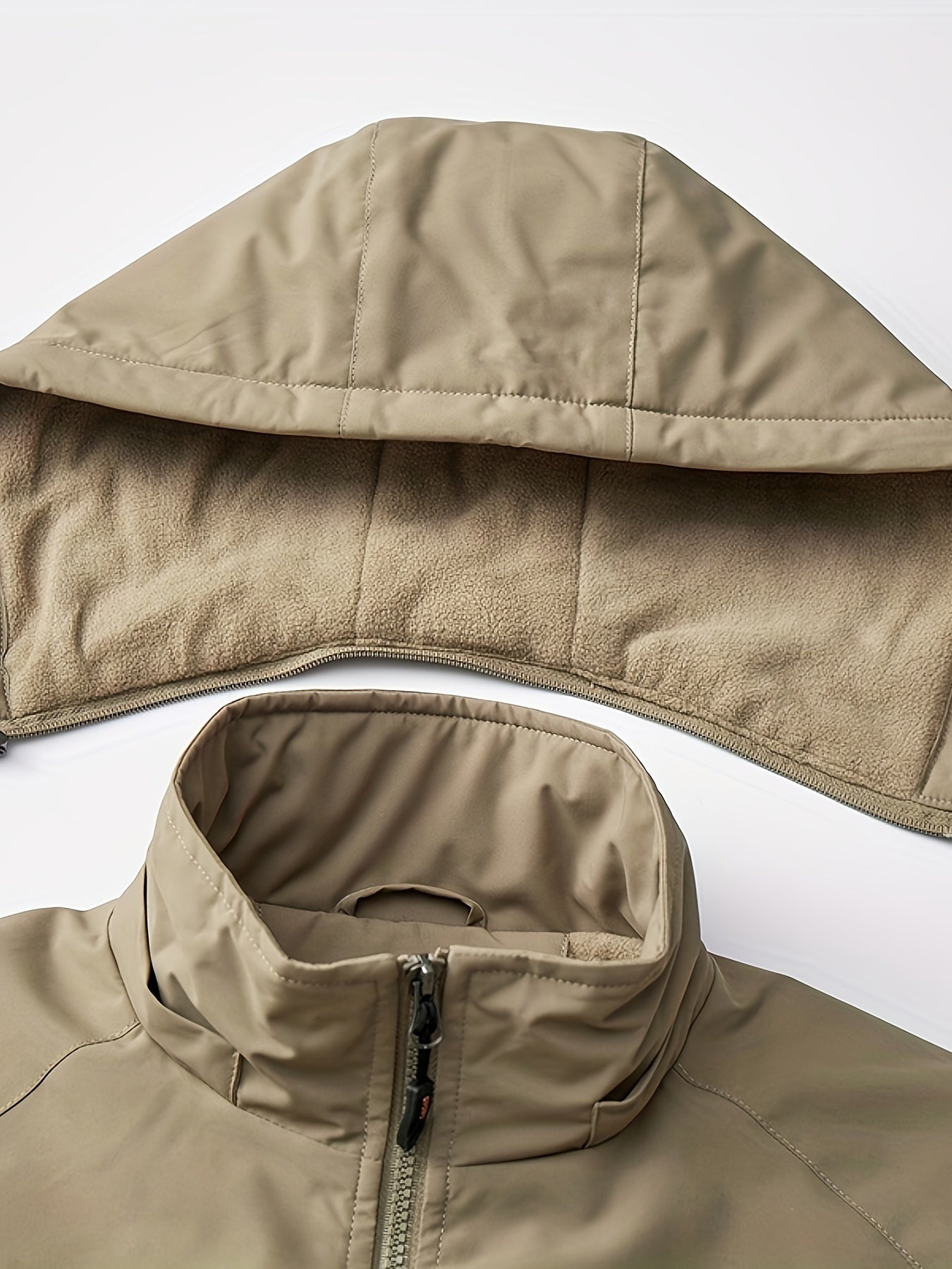 Erkaklar uchun qishki kurtka, ajratiladigan kaput va bir nechta cho'ntaklar bilan - Norasmiy va zamonaviy, junli tashqi kiyim