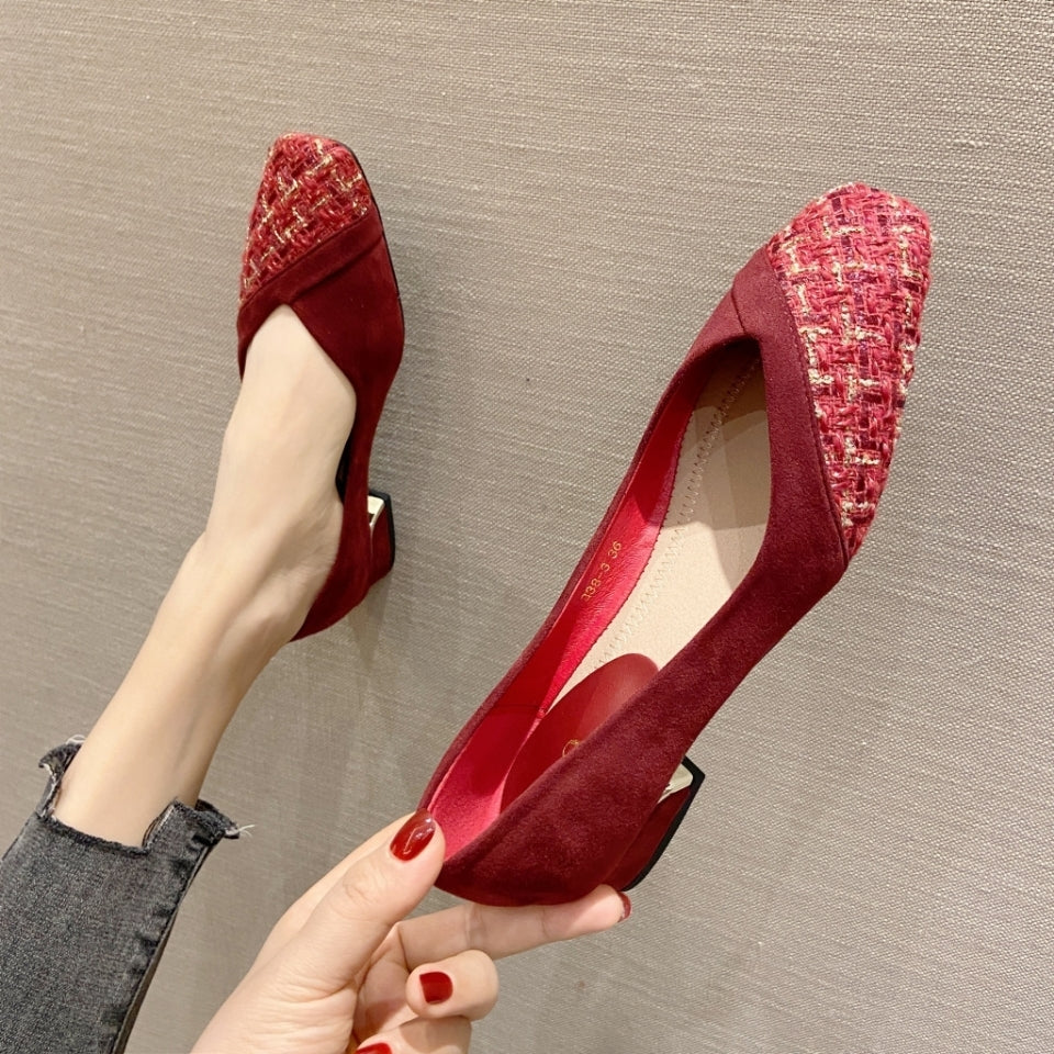 Ayollar uchun past tovonli, kvadrat burchakli, tweed plitkali rang-blok dizayni bilan slip-on poyabzal.