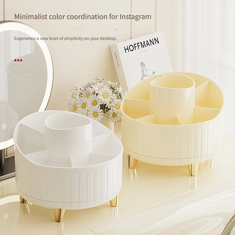 Zamonaviy minimalist ish stoli makiyaj tashkilotchisi 360° aylanishi bilan katta sig'imga ega, 3 rang tanlovi va mustahkam oltin asosga ega. 7 ta katta joy bilan lab bo'yog'lari, losonlar, qalamlar va cho'tkalarni ushlab turadi.