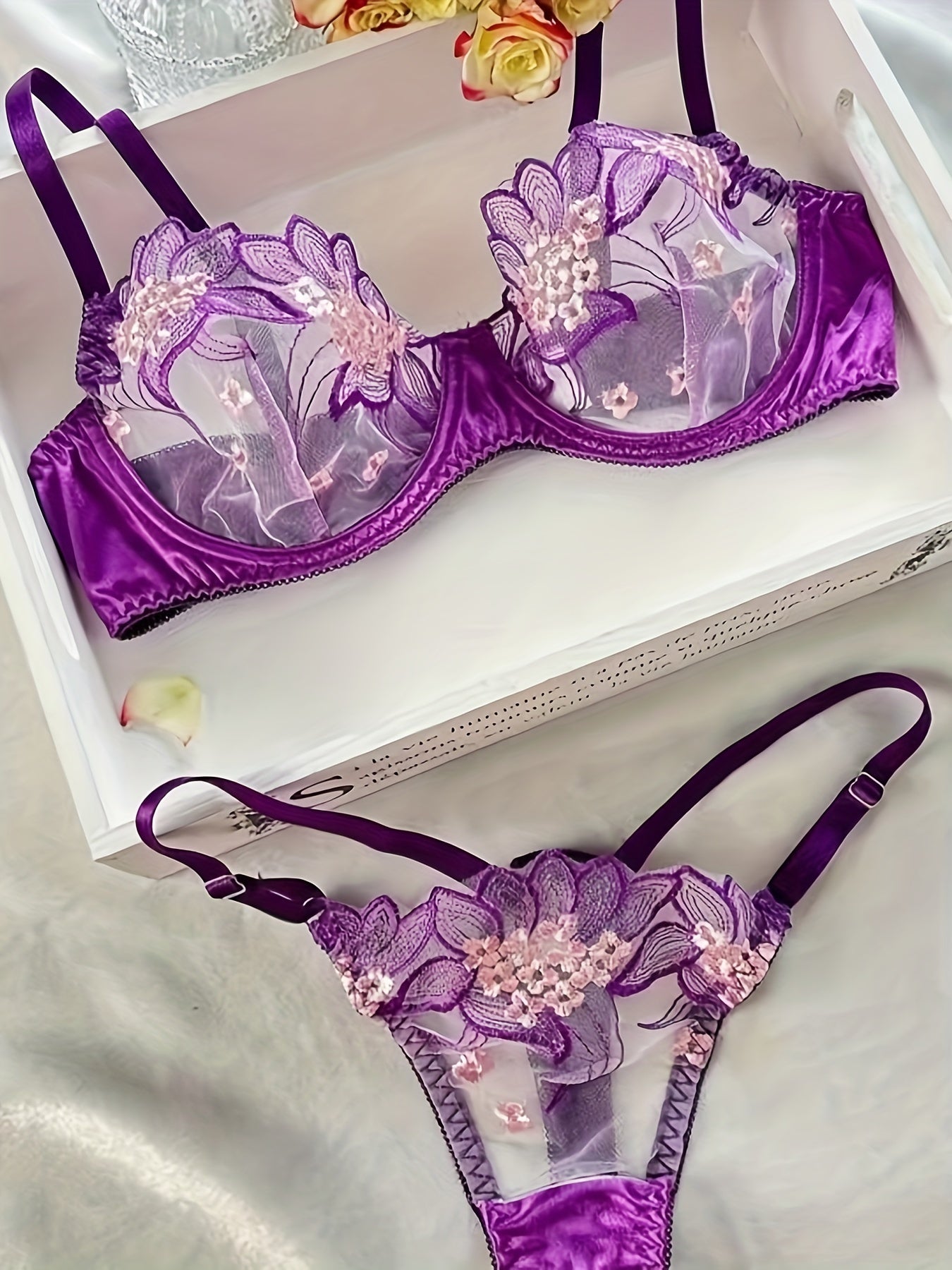 Conjunto de lencería floral verde para mujer con sujetador de malla transparente y tanga de cintura alta