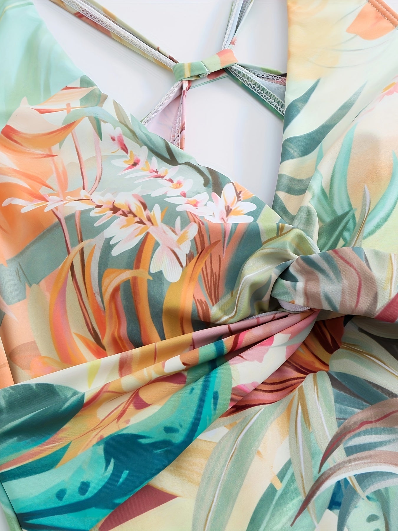 Traje de baño de una pieza con escote en V y estampado tropical para mujer con pareo transparente