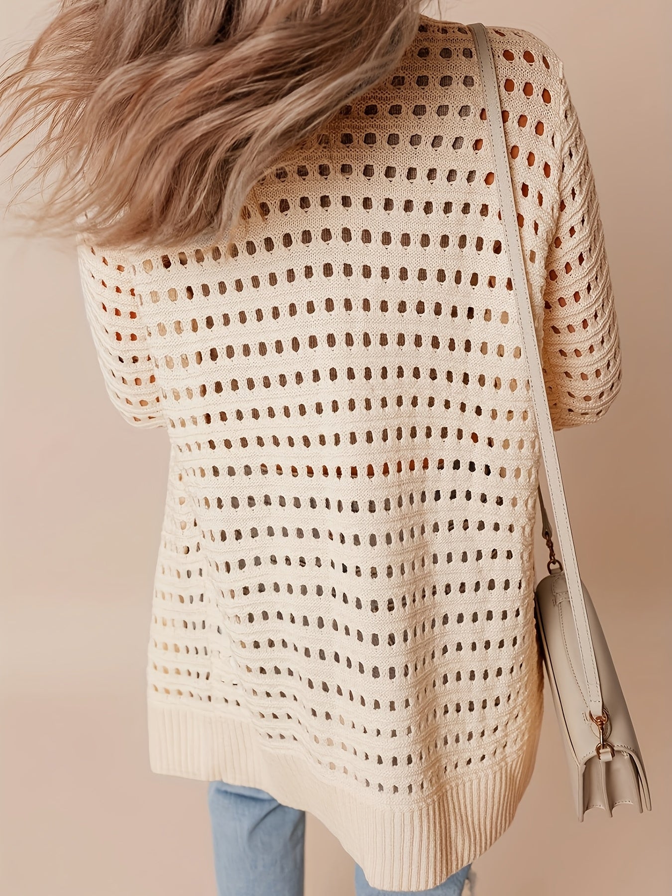 Ayollar uchun kattaroq o'lchamli bej uzun qolli teshikli plyaj kardigani