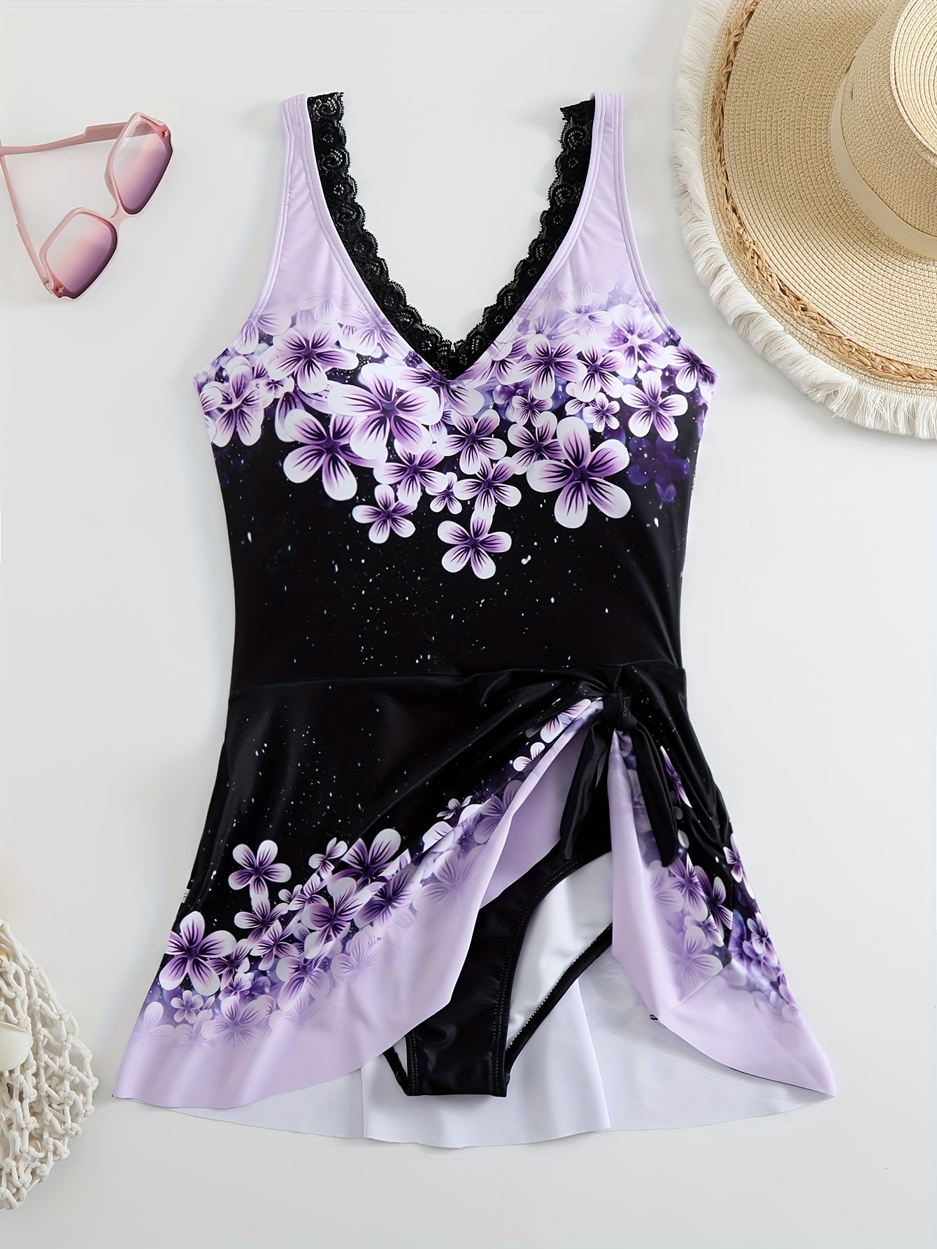 Gul naqshli, dantelli, va olib tashlanadigan yostiqli zamonaviy yelka ochiq suzish kiyimi. Yuqori cho'ziluvchan matodan tayyorlangan.