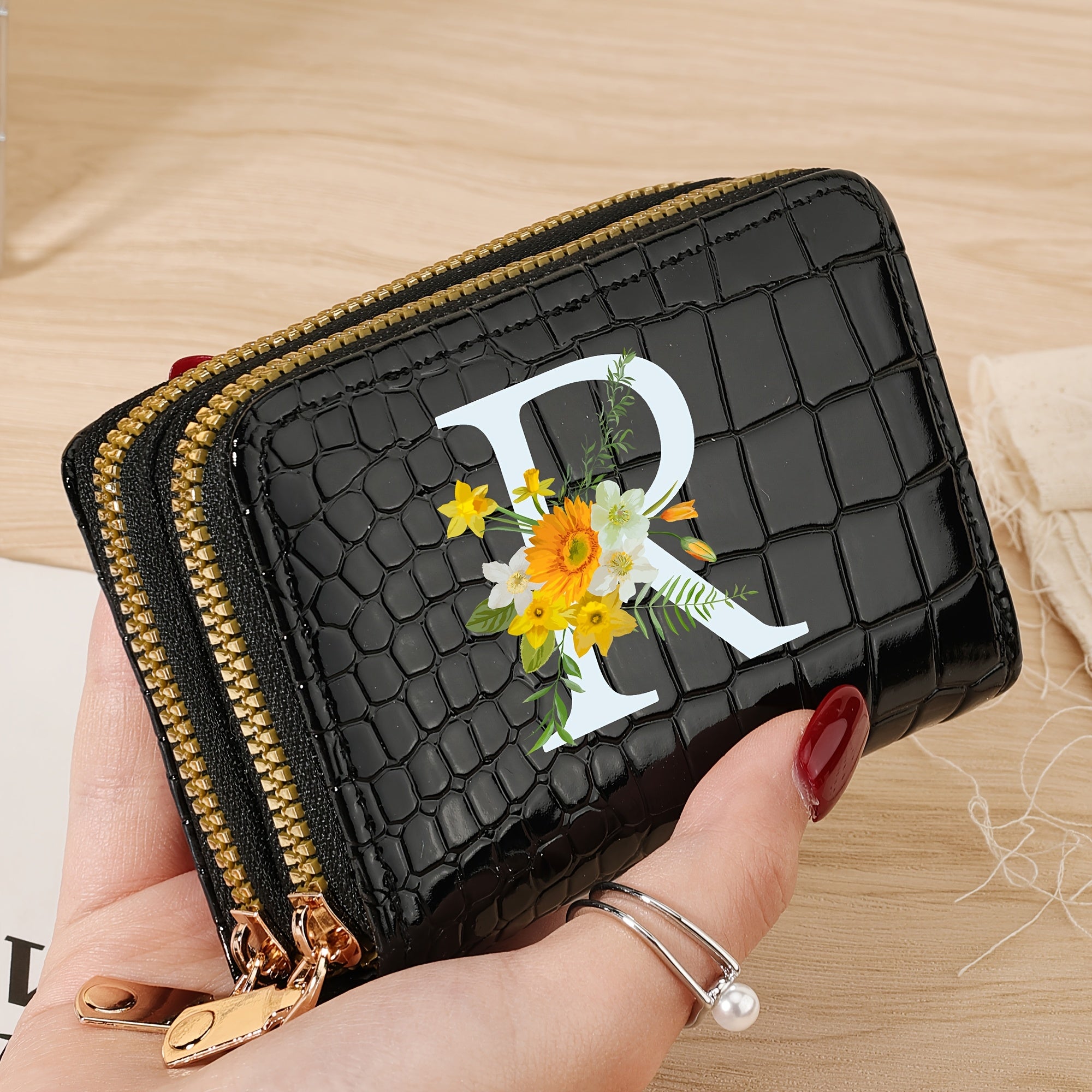 Bir nechta slotlari va zamonaviy fermuari bo'lgan mustahkam kredit karta saqlash sumkasi, maktab, yotoqxona va maktabga qaytish uchun zarur bo'lgan buyumlar uchun.