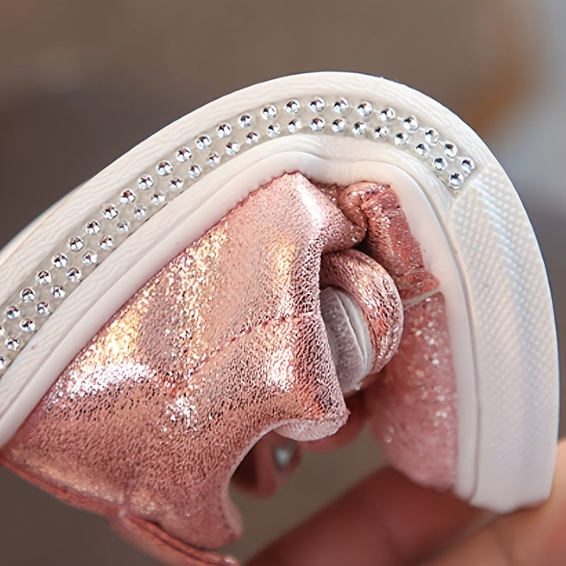 Qizlar uchun yumshoq taglikli, kamon detali, bir rangli, mato yuqori va ichki, kauchuk taglik va mato ichki taglikka ega bo'lgan tasodifiy slip-on sport poyabzallari. Qizlar, bolalar va kichik bolalar uchun mos keladi.