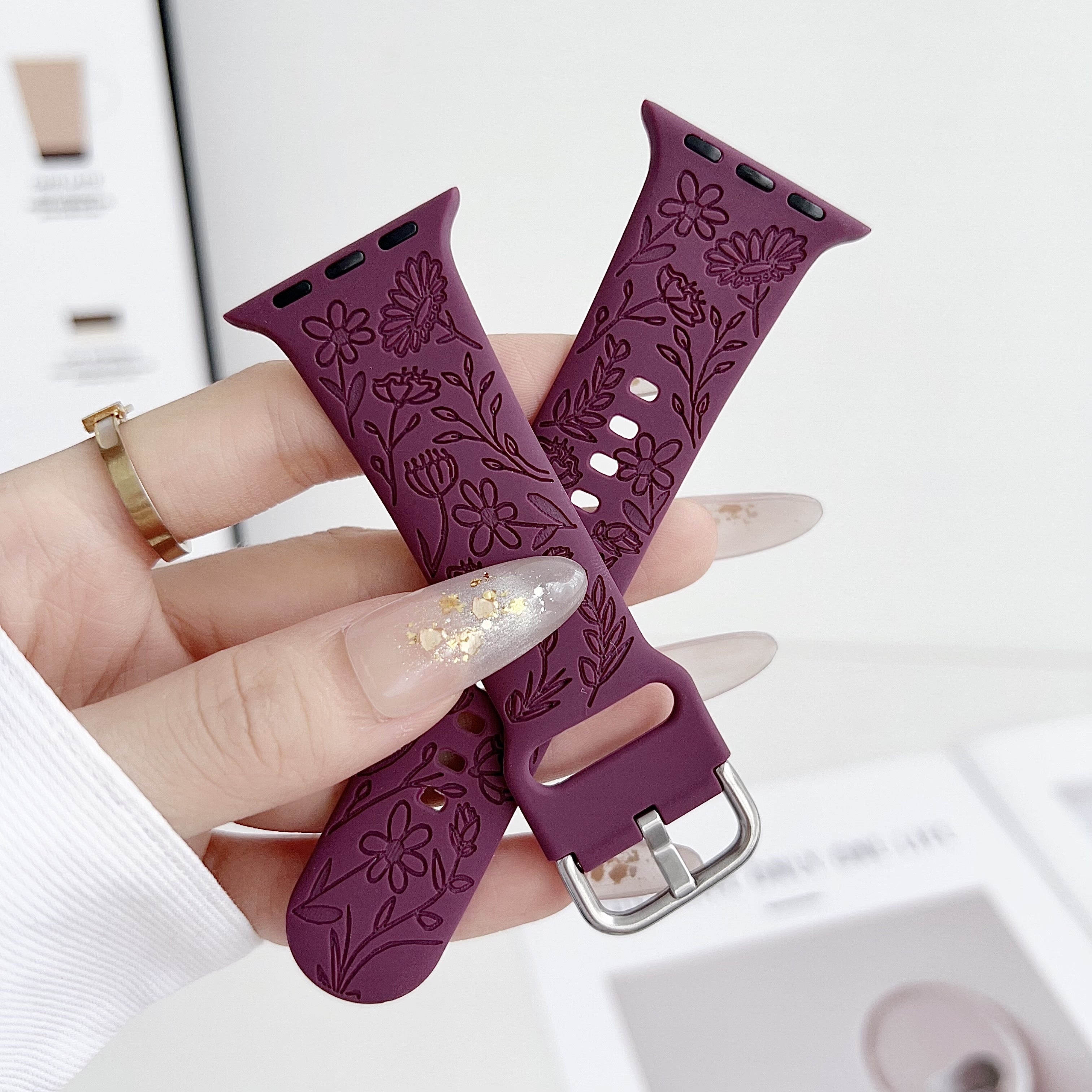 Стильный силиконовый ремешок для Apple Watch, подходящий для различных моделей и удобный для занятий спортом.