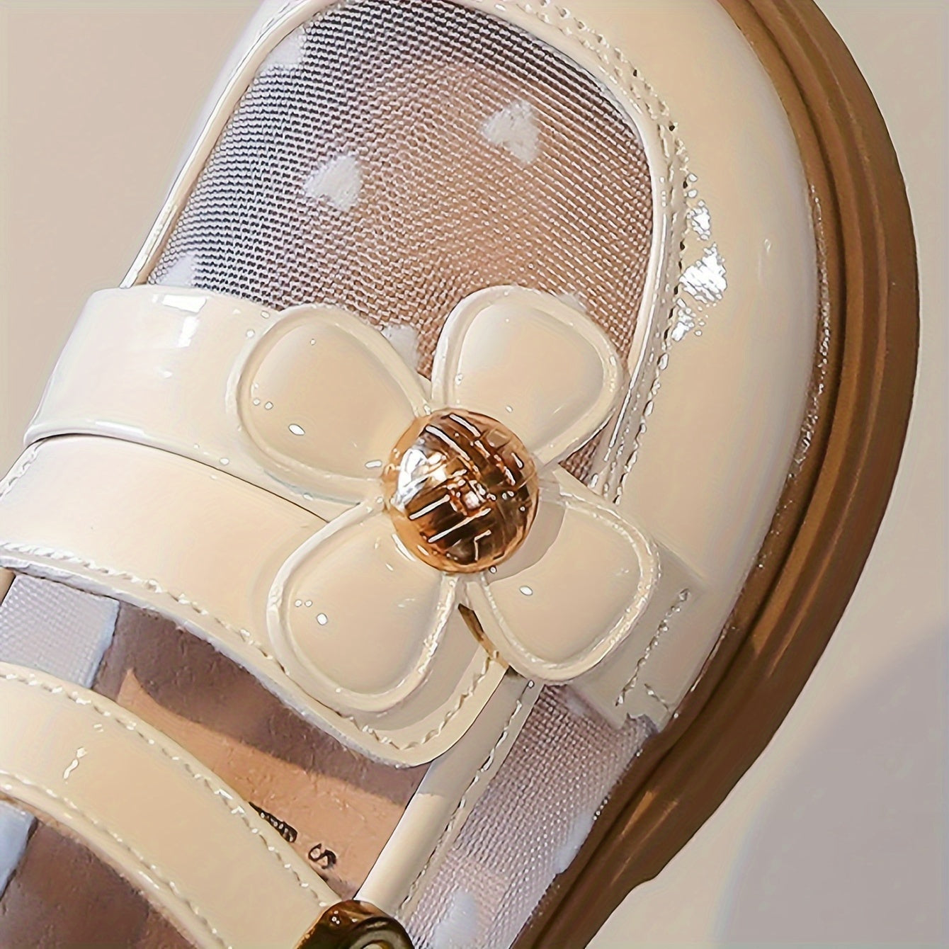 Qizlar uchun gullar bilan to'ldirilgan tekis poyabzal, bahor va yozda kundalik kiyish uchun mukammal.