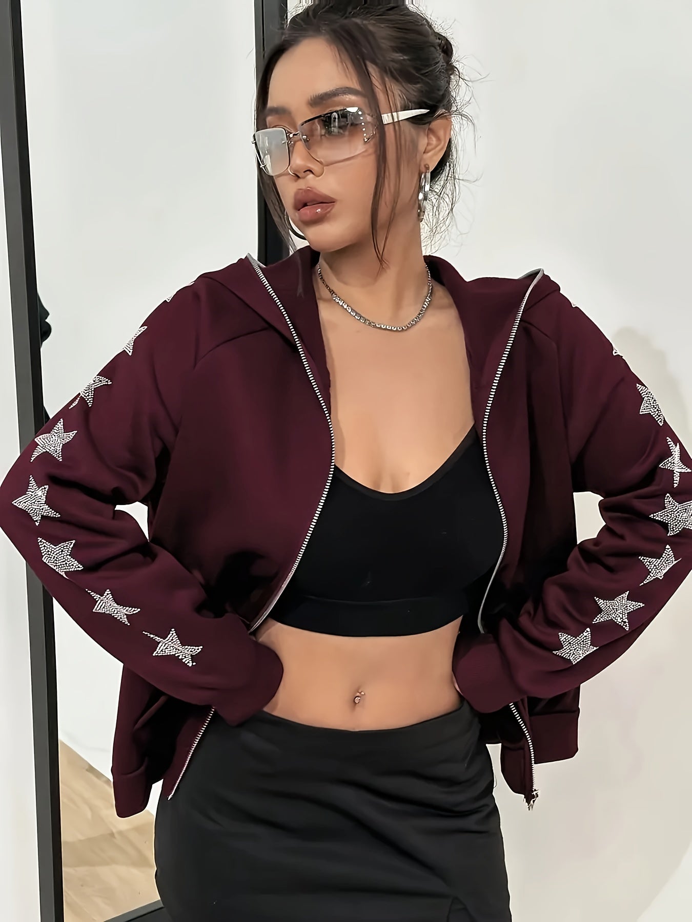 Ayollar uchun kattaroq o'lchamdagi qora zip-up hoodie jaket, rhinestone yulduz naqsh bilan