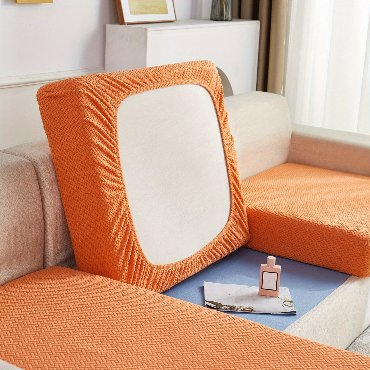 Современный серый чехол для подушки дивана с эластичной посадкой и мягкой текстурированной тканью. Машинная стирка для повышения комфорта в гостиной.