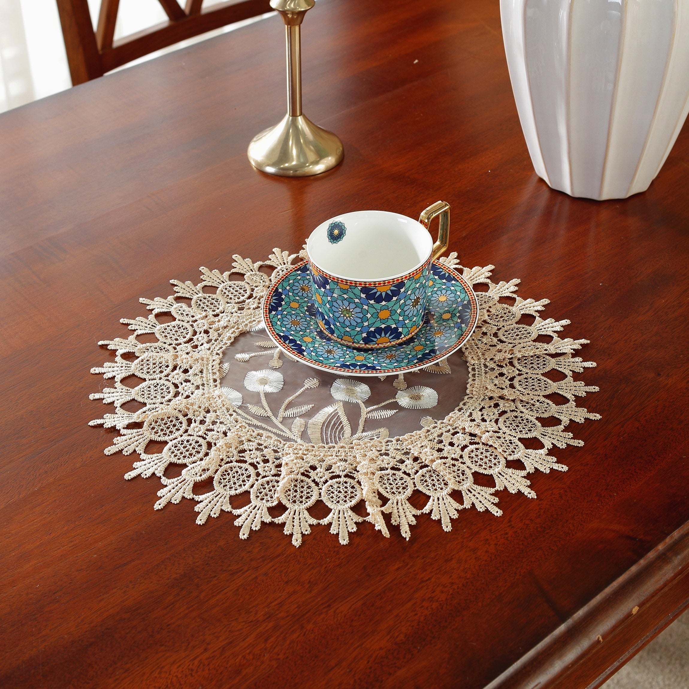 Individual de mesa de satén jacquard de poliéster grande y redondo con encaje bordado para mesa de comedor