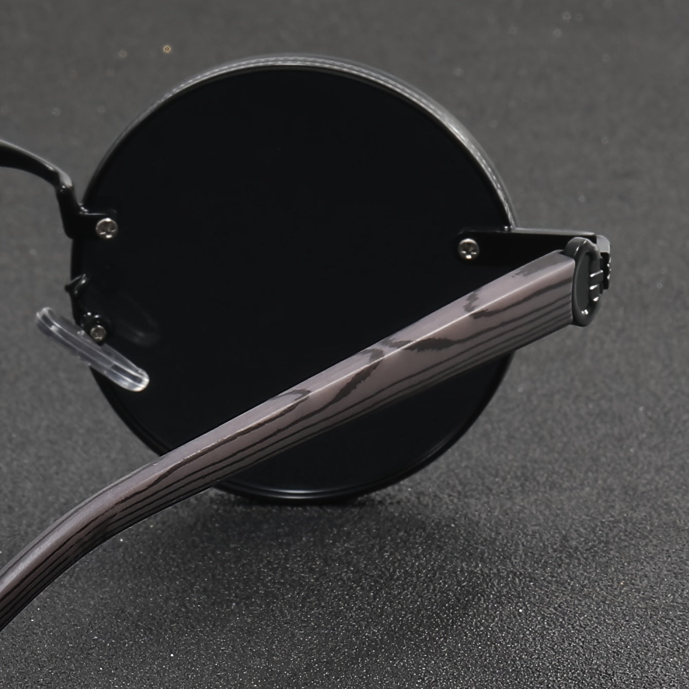 Маленькие круглые ретро очки с деревянными дужками, полностью черные - идеально подходят для путешествий.