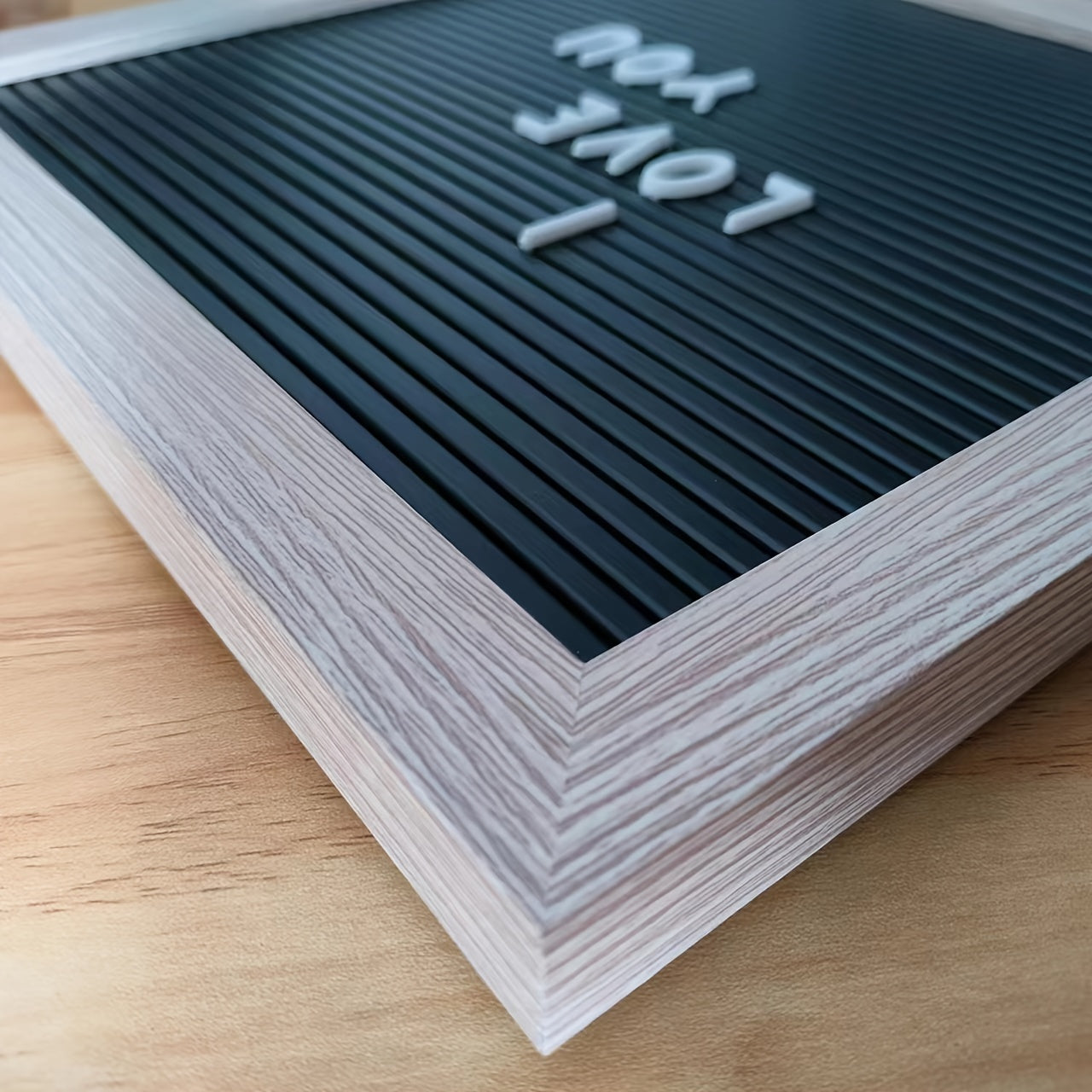 Доска сообщений в блистере 25.4x25.4 см с 147 заменяемыми буквами, цифрами и символами.