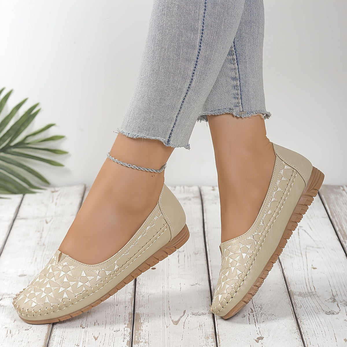 Zapatos planos de cuero sintético para mujer con corazones y diseños en relieve de cocodrilo en negro, beige y blanco