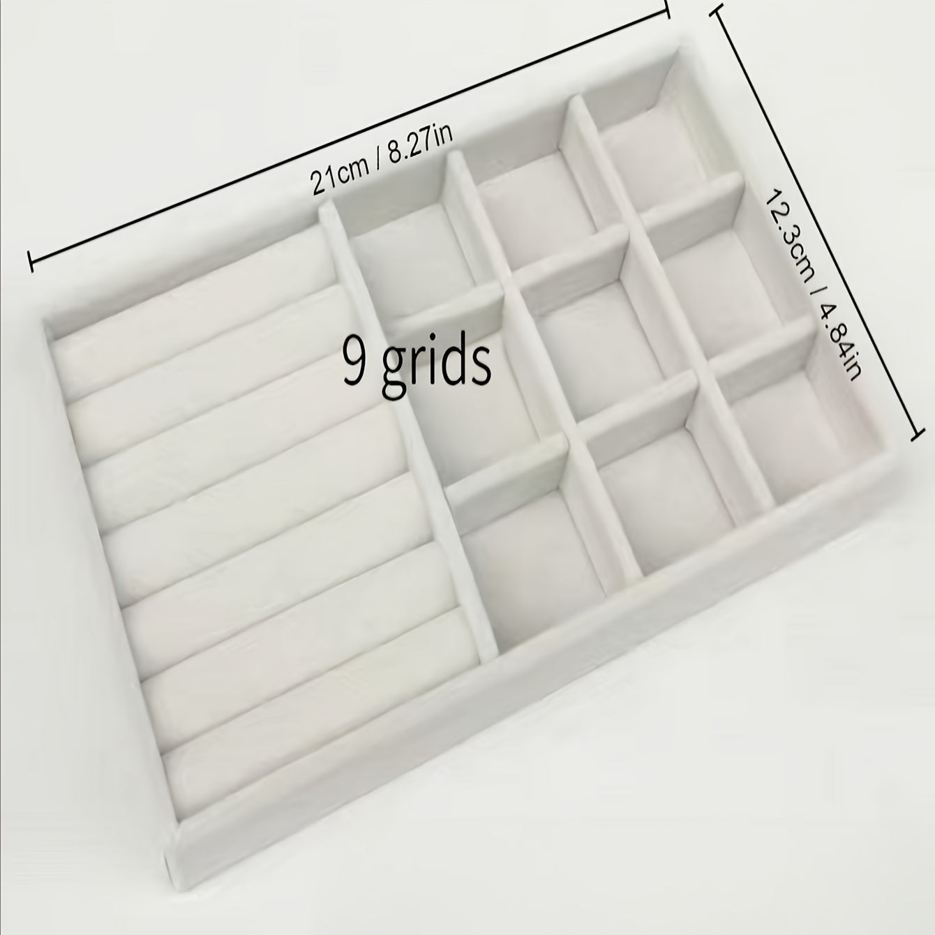 Zargarlik buyumlarini ko'rsatish uchun stol usti saqlash uchun taxta, quloq taqichlari, uzuklar va bilaguzuklar uchun