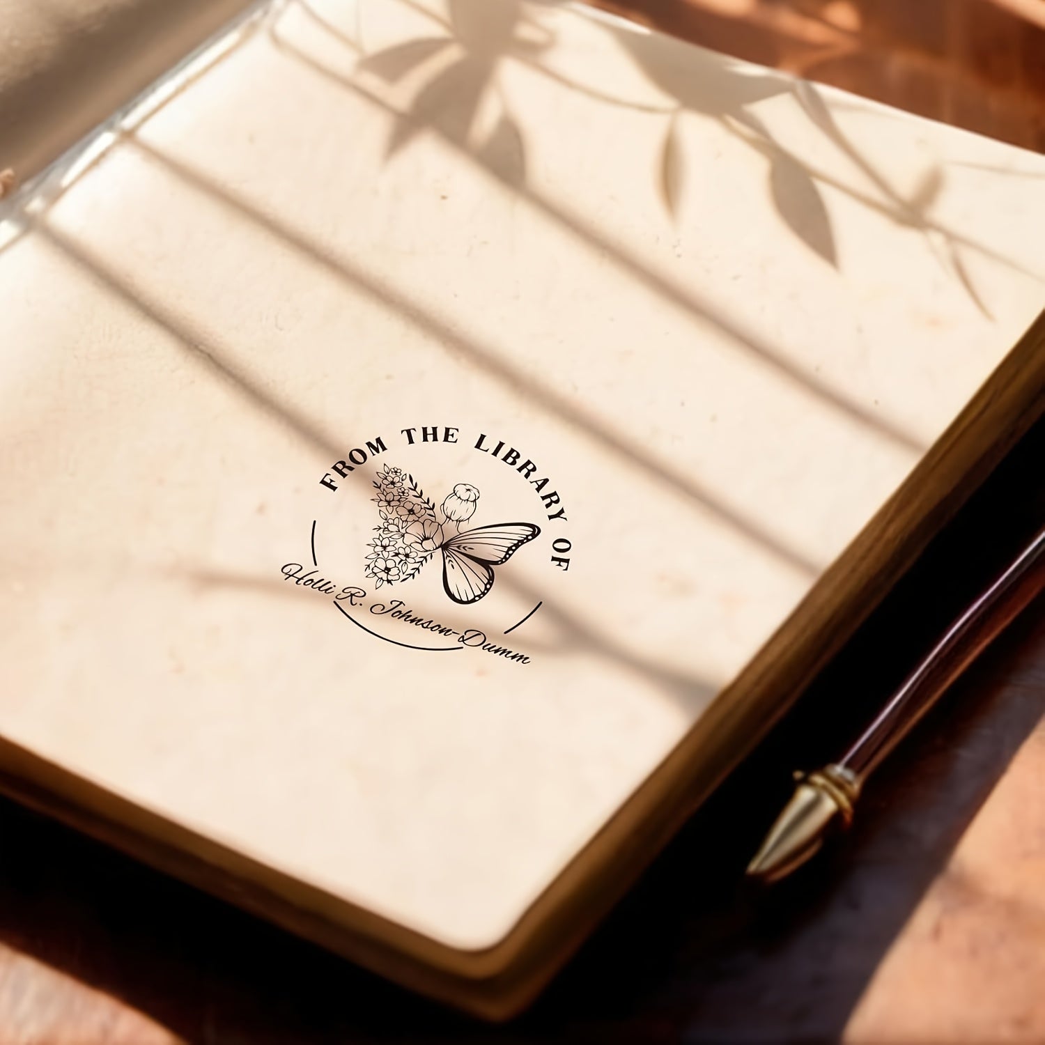 Shaxsiylashtirilgan biznes logotipi va matni bilan moslashtirilgan o'z-o'zidan muhrlaydigan muhr.