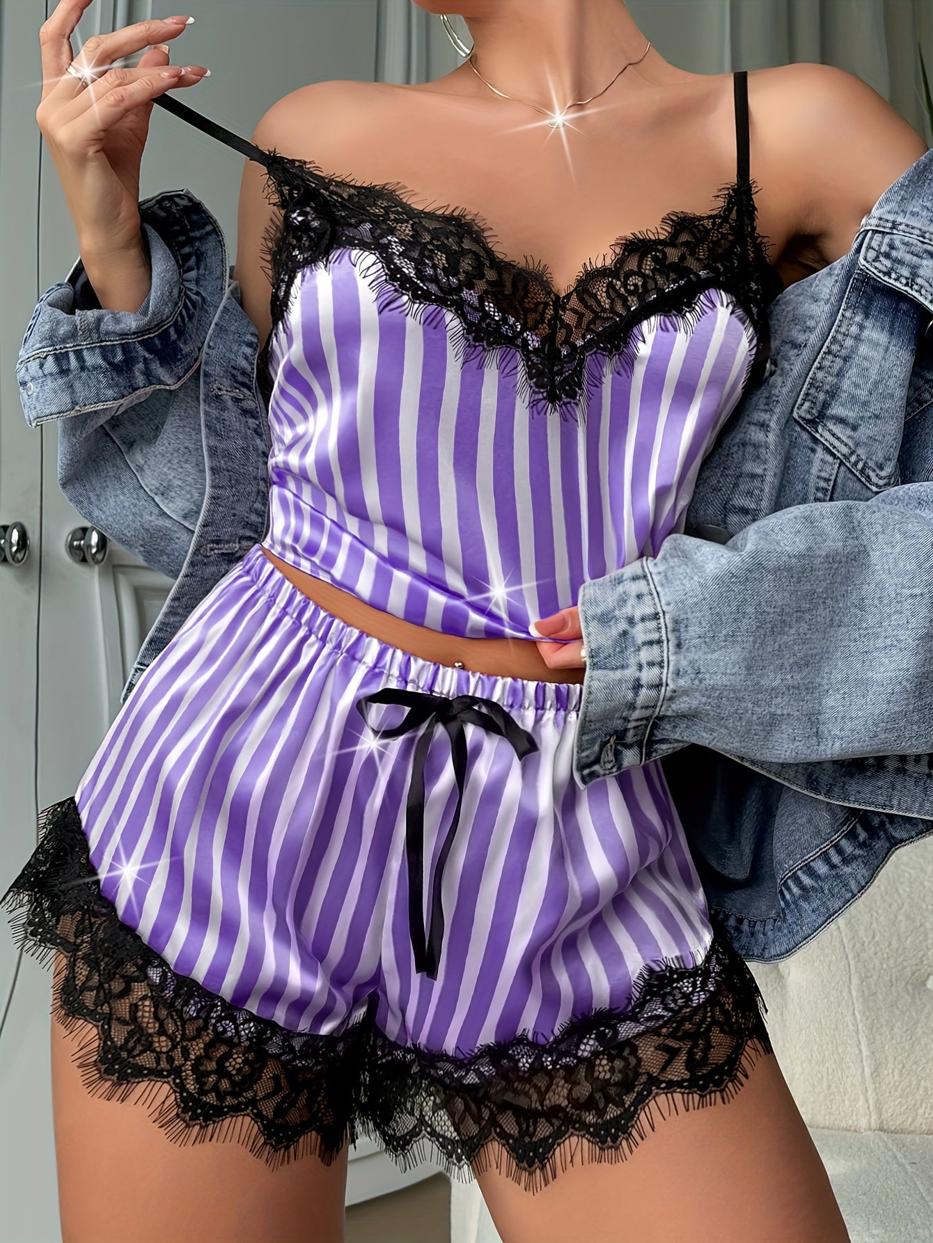 Zarif ayollar uchun poyabzal to'plami, dantel bezakli, V-shaklidagi kamzullar, atlas shortiklar. Yumshoq polyester aralashmasidan tayyorlangan, uxlash va dam olish uchun ideal.