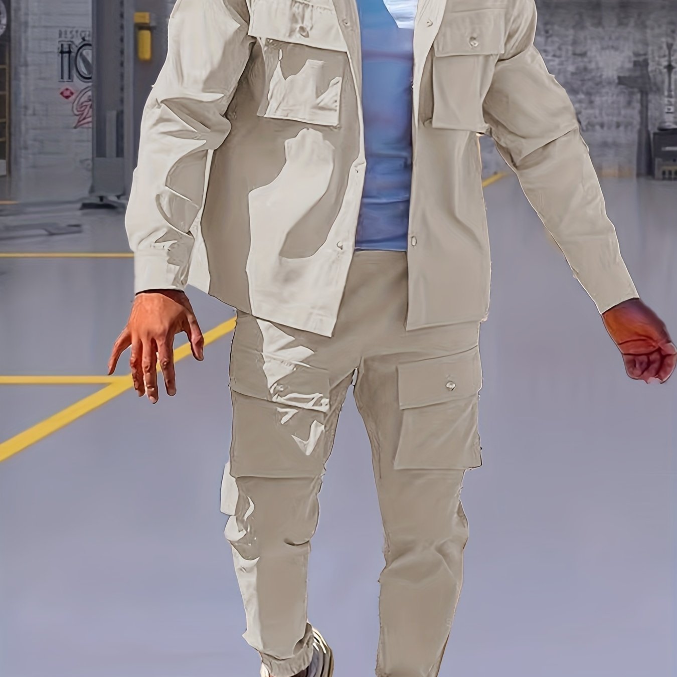 Erkaklar uchun tasodifiy kiyim to'plami bir rangli tugmachali ko'ylak va ko'p cho'ntakli yuk shimlaridan iborat bo'lib, polyester aralashmasidan tayyorlangan. Bahor va kuz mavsumlari uchun ideal.