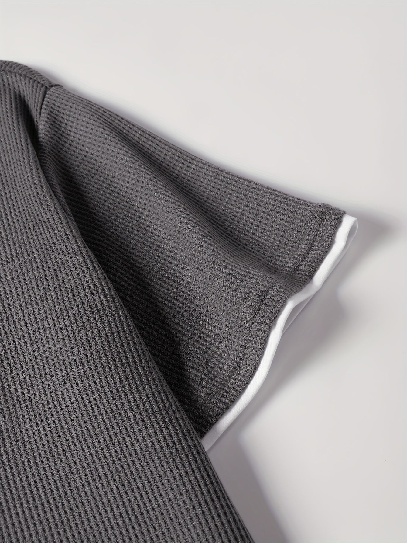 Erkaklar uchun ikkita zamonaviy kiyim: yoz uchun tasodifiy krujka yaka qisqa qo'ltiq futbolka va shortlar to'plami, ta'til va mashg'ulotlar uchun mukammal.