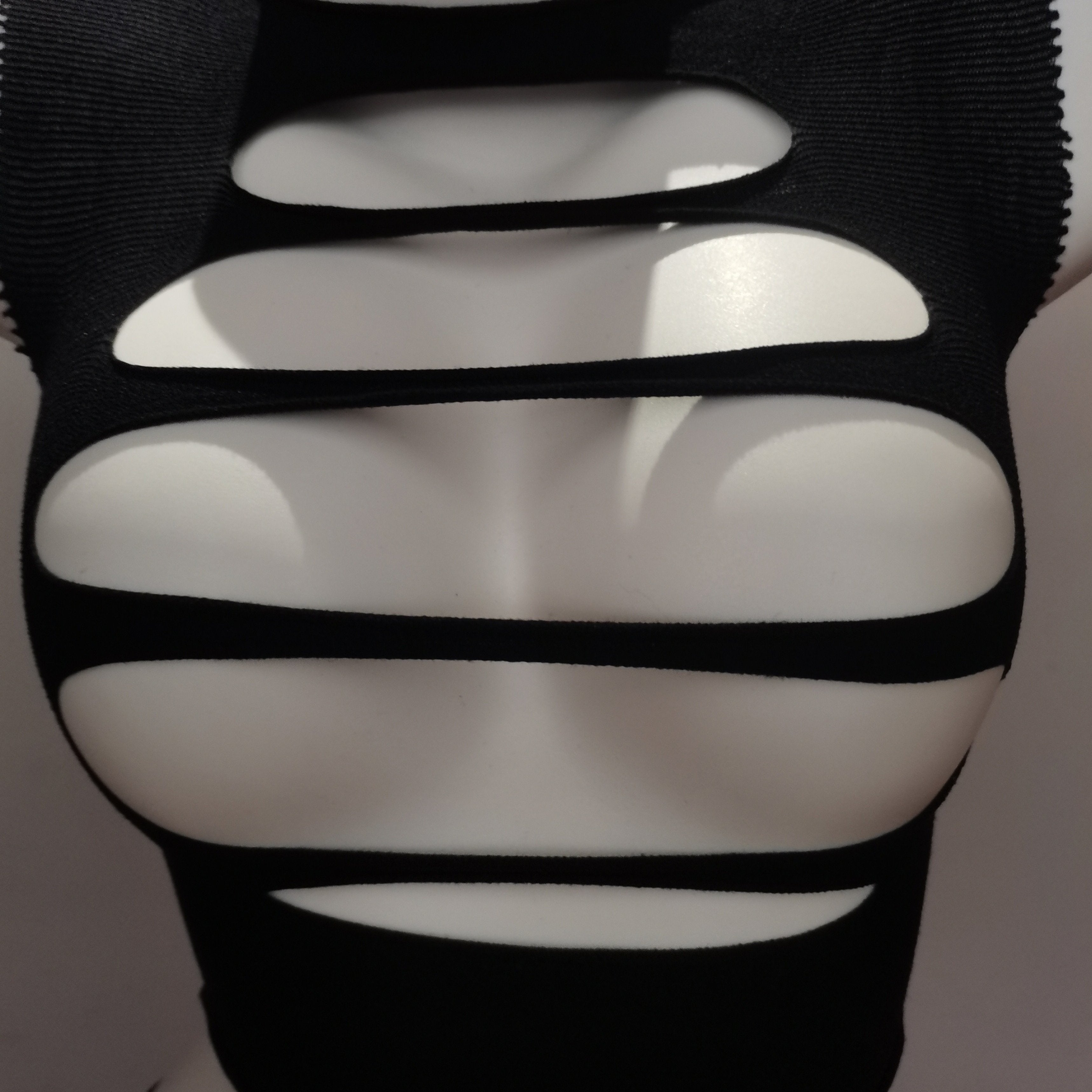 Ayollar uchun bir parcha sexy ichki kiyim to'plami, polyamid to'qima matosidan tayyorlangan, to'ldirilmagan, bir rangda va qorin qismisiz yuqori bo'yli paypoqlar bilan.