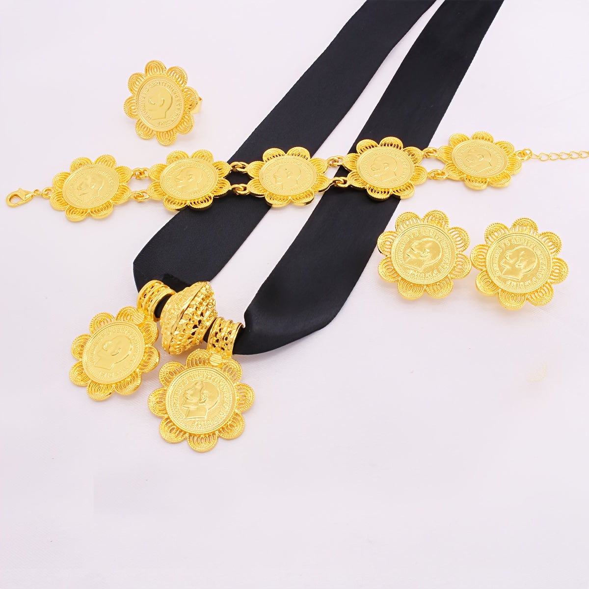 5 ta qismdan iborat hashamatli zargarlik to'plami, shu jumladan, taqinchoqlar, marjon, bilaguzuk va uzuk. Bir nechta ranglarda tanlash uchun muhr va gullar chetiga ega dizaynni o'z ichiga oladi. An'anaviy kelin kiyimlari uchun mukammal.