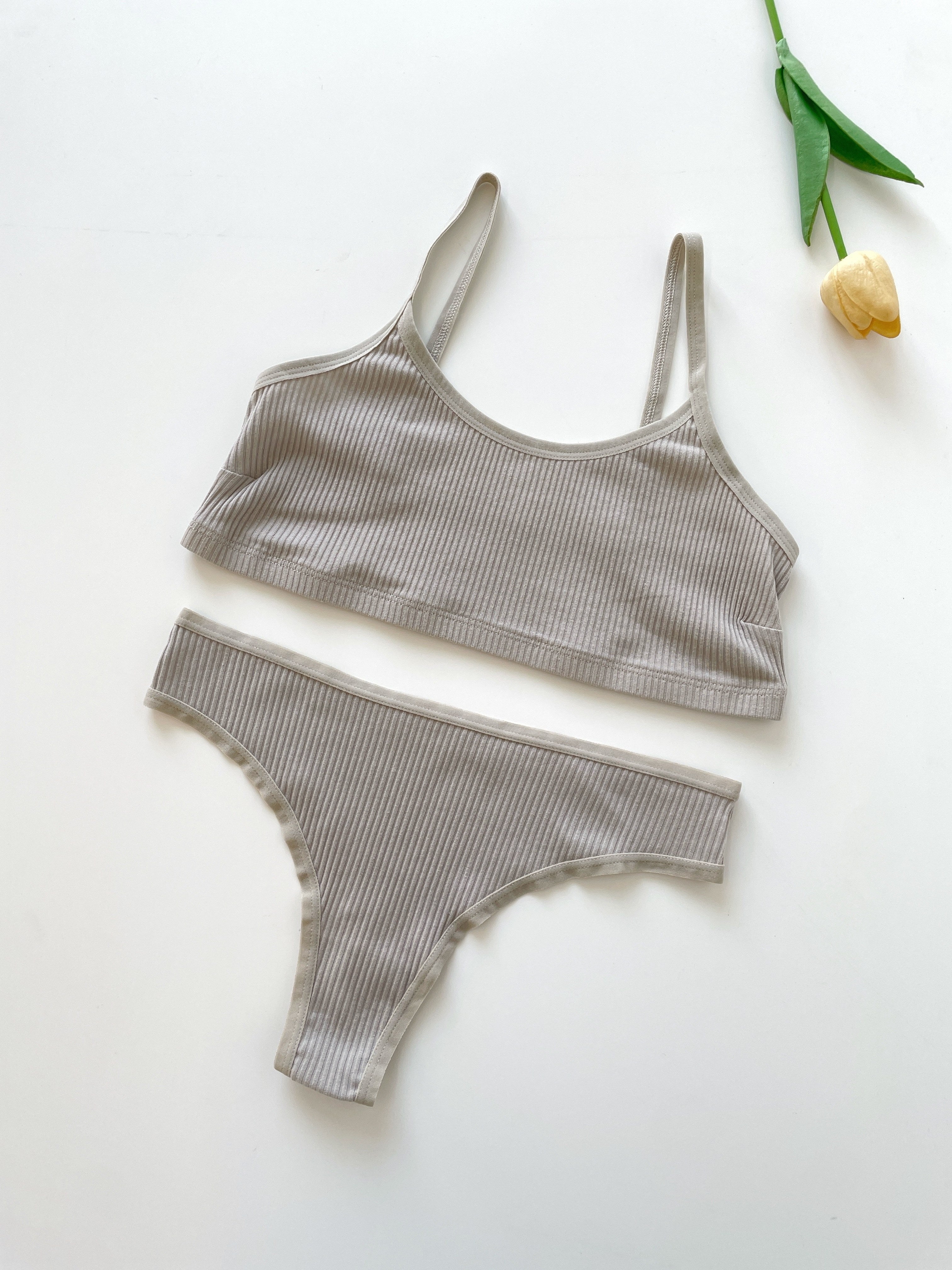 4 rangda nozik ribbed brasslet va thong to'plami. Qisqa, yuqori elastiklik va pad yo'q. Fitness va ichki kiyim uchun nafas oladigan va teri so'radigan.