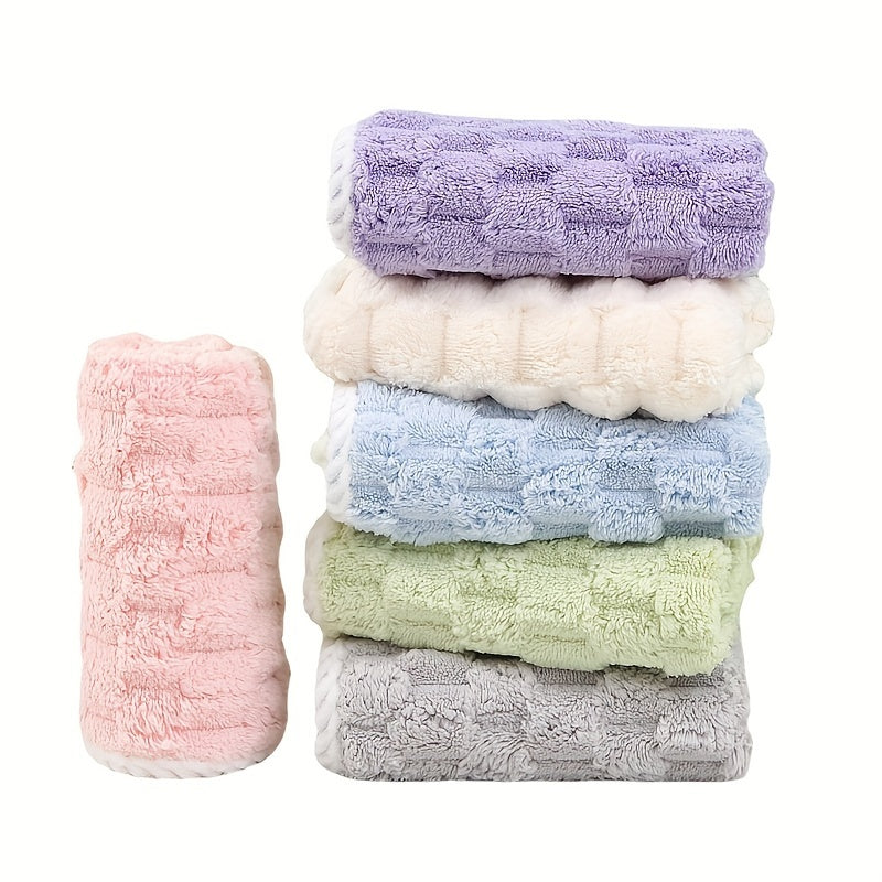 Yumshoq va singdiruvchi yuz sochiqlarini zamonaviy bulutli vafli to'qimasi dizayni va oshxona yoki hammomda tez quritish uchun osish halqasi bilan turli ranglarda.