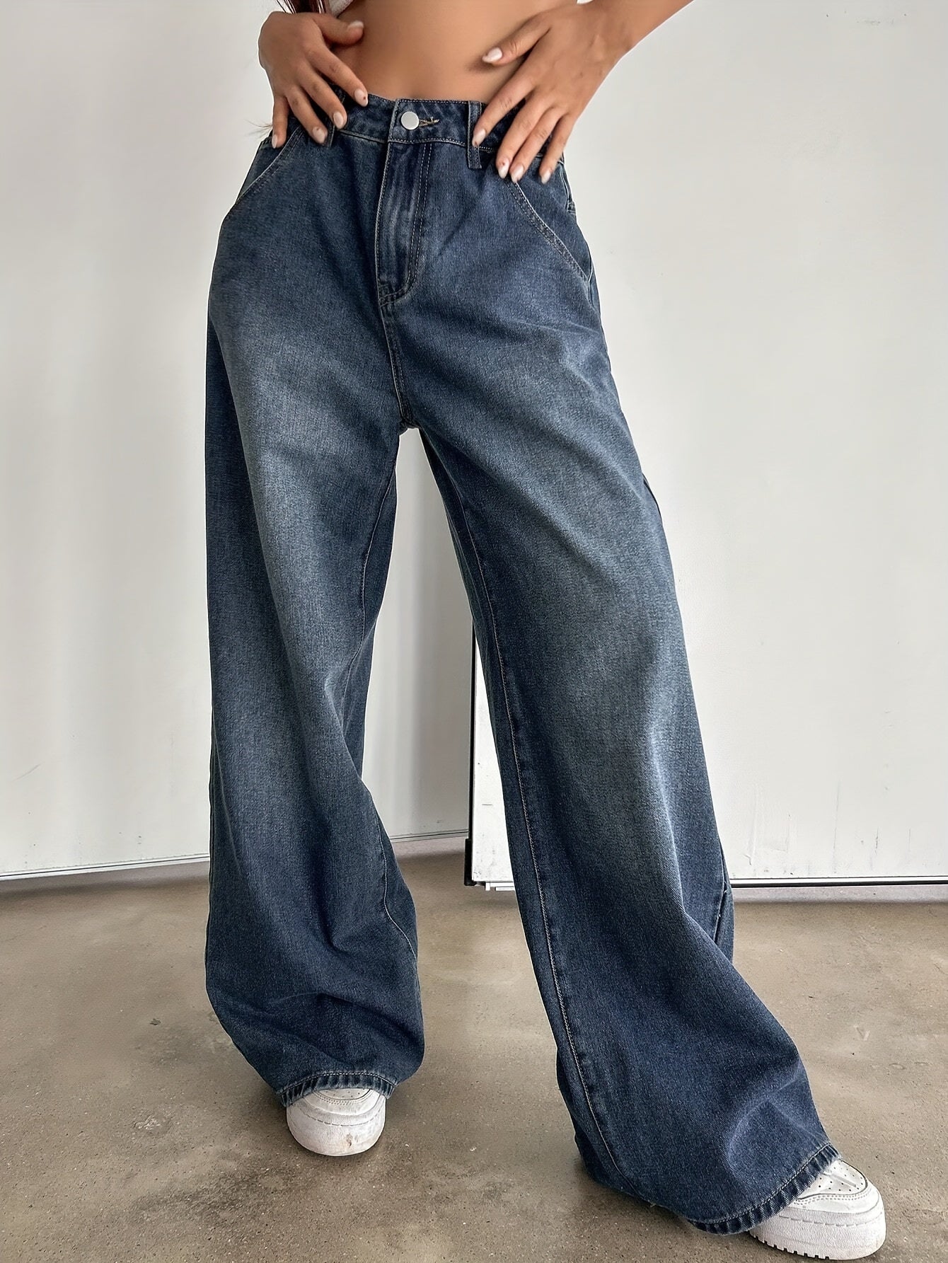 Women's Wide Leg Denim Jeans with Multiple Pockets and Vintage Style
