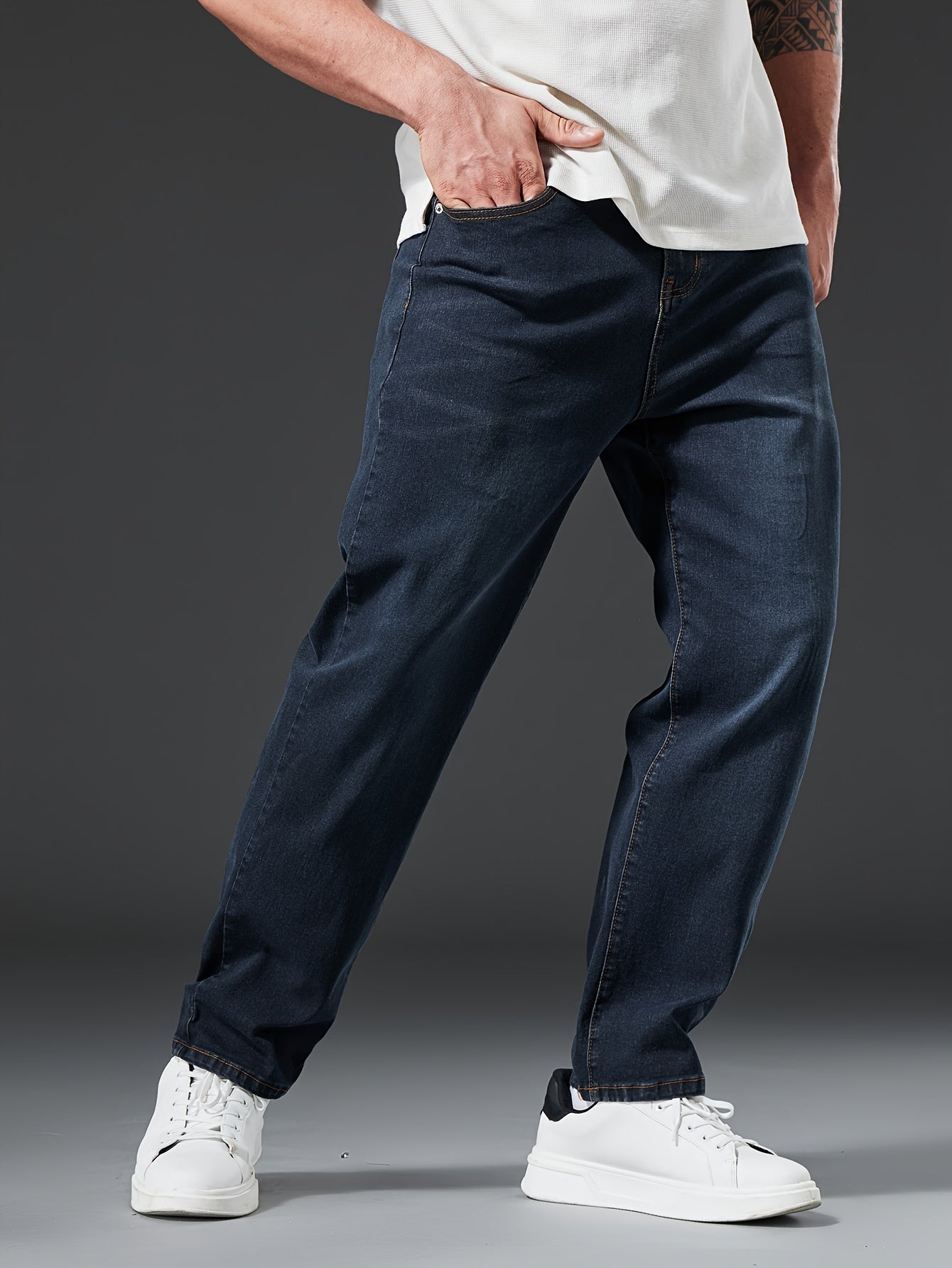 Erkaklar uchun plussiz casual tor to'g'ri oyoq jinsilari, bir rangli yuvilgan denim, o'rtacha cho'zilish bilan, kuz/qish mavsumi uchun mos.